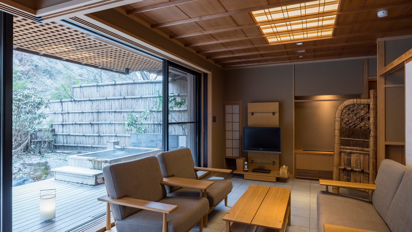 畳の本間と広縁、縁側には日本庭園を独占できる専用の露天風呂