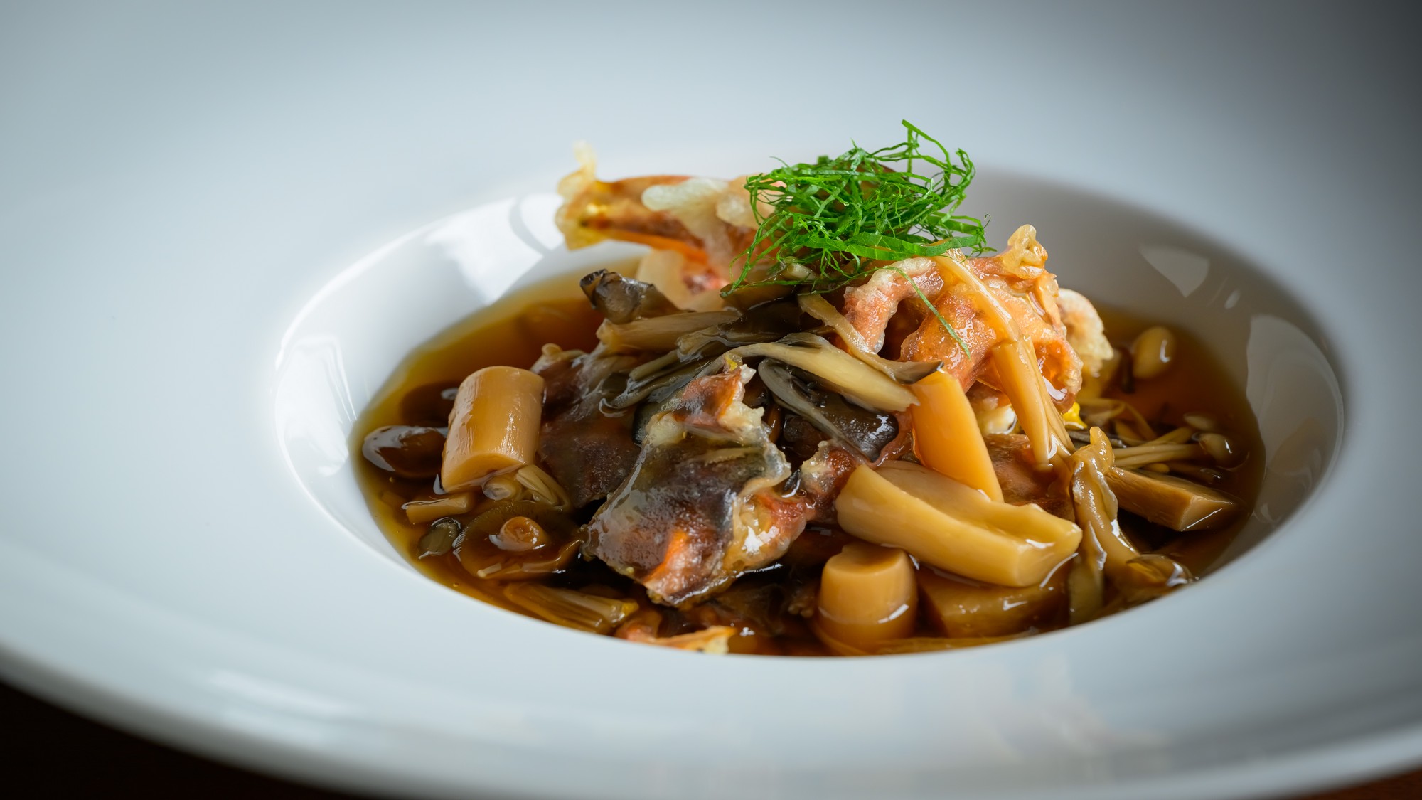 温物には、渡り蟹の唐揚げに茸餡をとろりと掛けて。オーストリアのオレンジワインとよく合います。