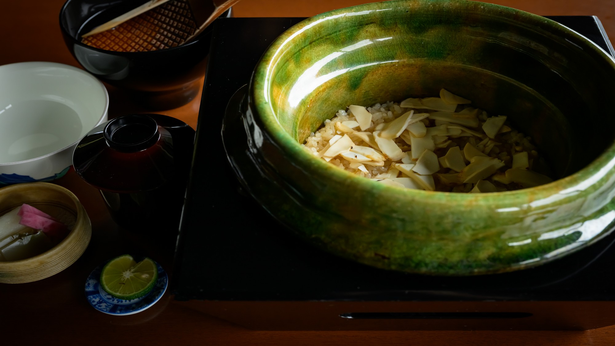 締めくくりには、香り高き松茸ご飯を。秋の香が立ちのぼる一椀。