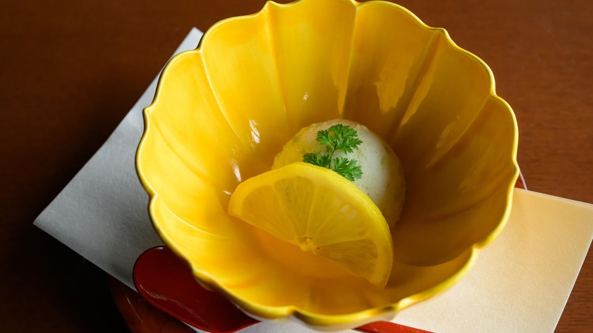 箸休めには伊香保の蕗の薹を使った特製シャーベットを。清涼なる果実の余韻を楽しんで。