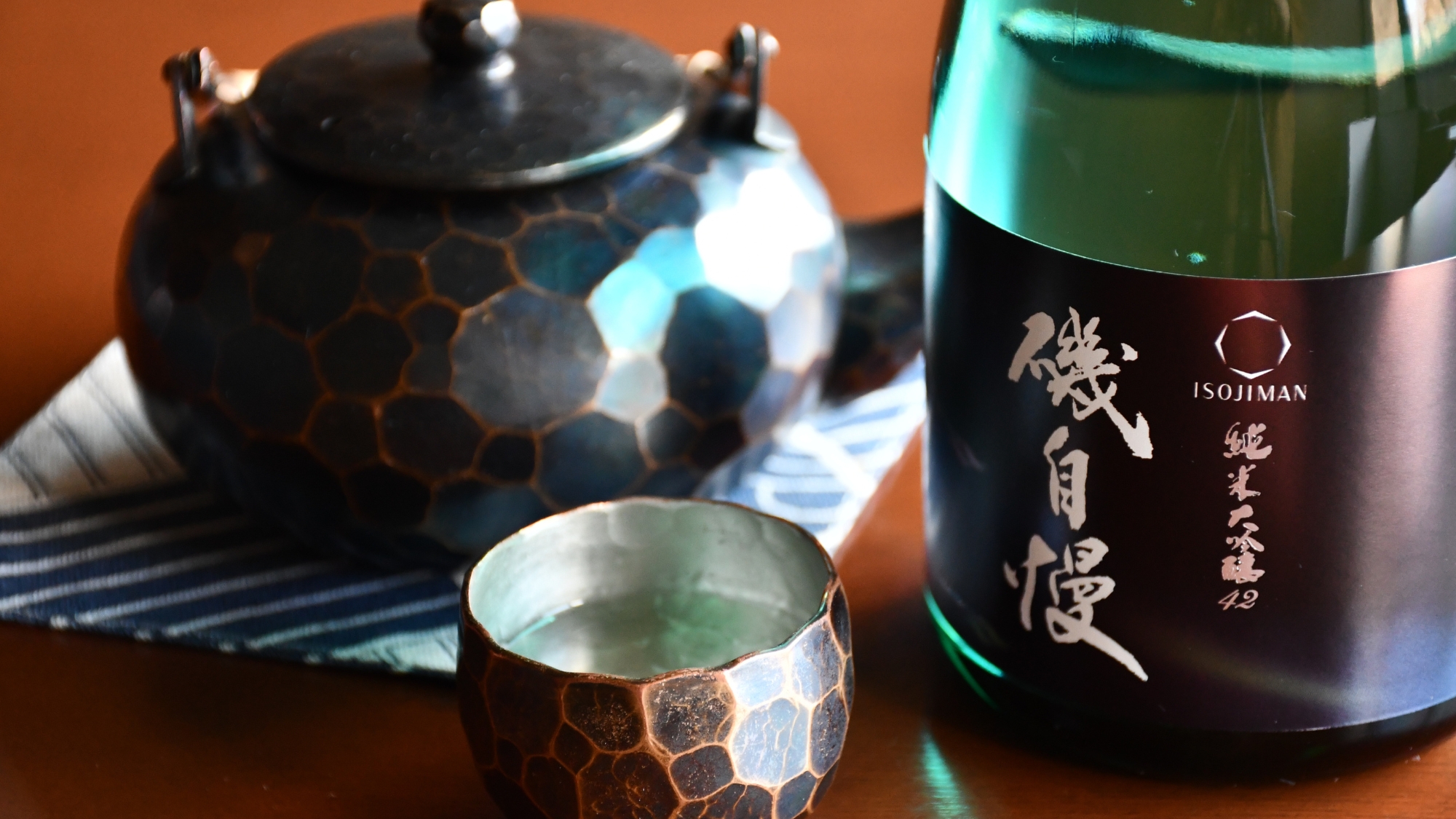 春の旬魚に合わせ、さわやかな大吟醸、限定品の「磯自慢　スプリング＆サマー」をコーディネイト。