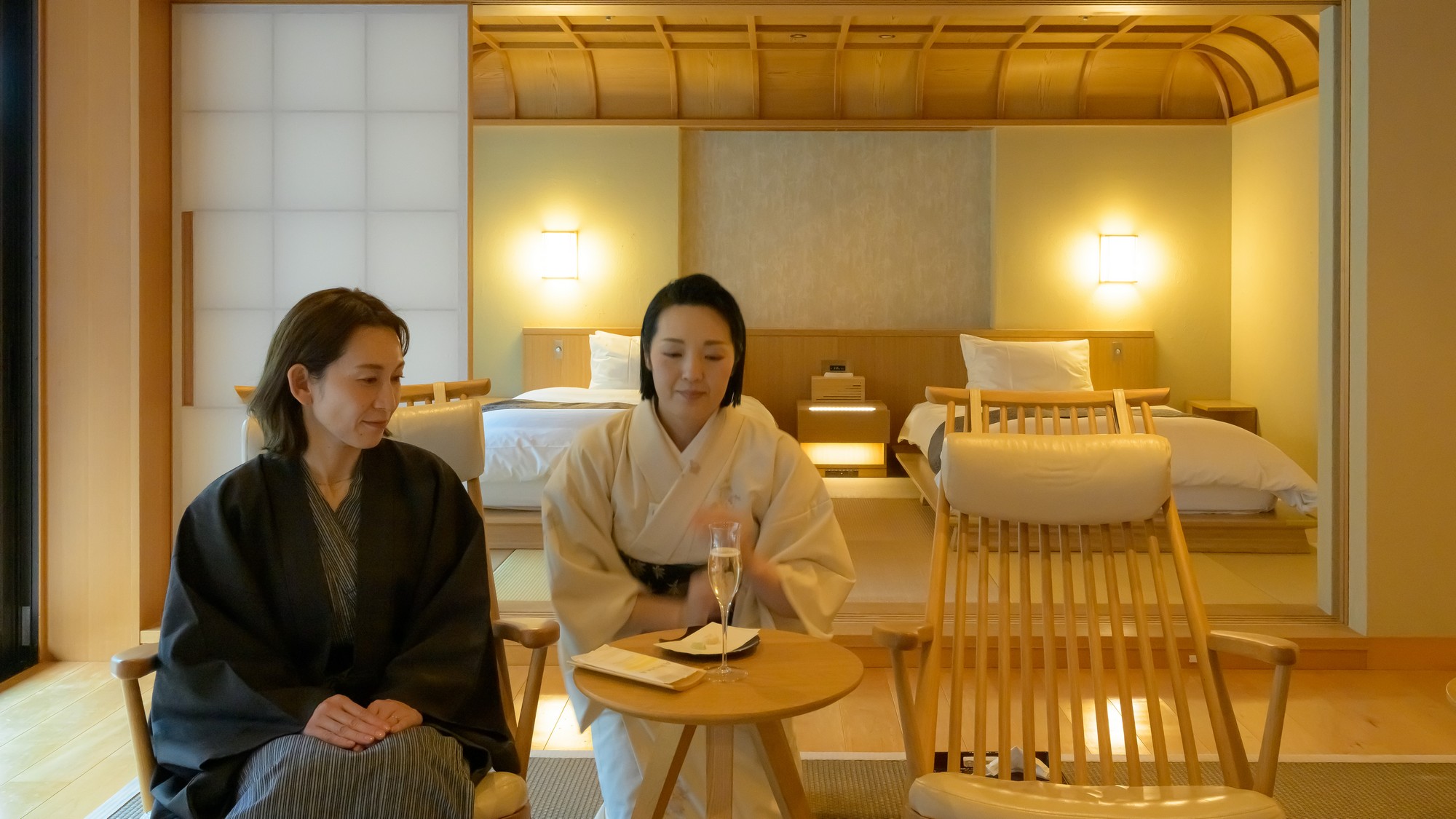 客室に届く一杯のおもてなし。日常をそっと遠ざけてくれる贅沢な時間。