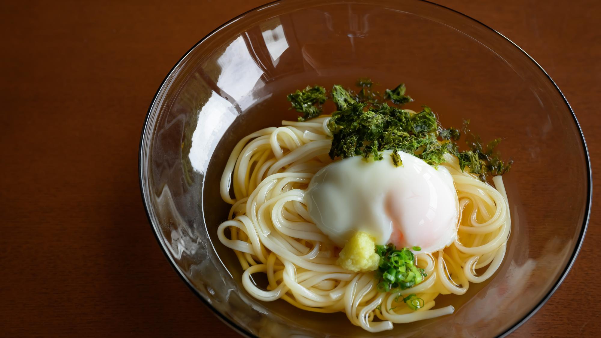 秋田名物の稲庭饂飩。こだわりの特製出汁でお召し上がりください。