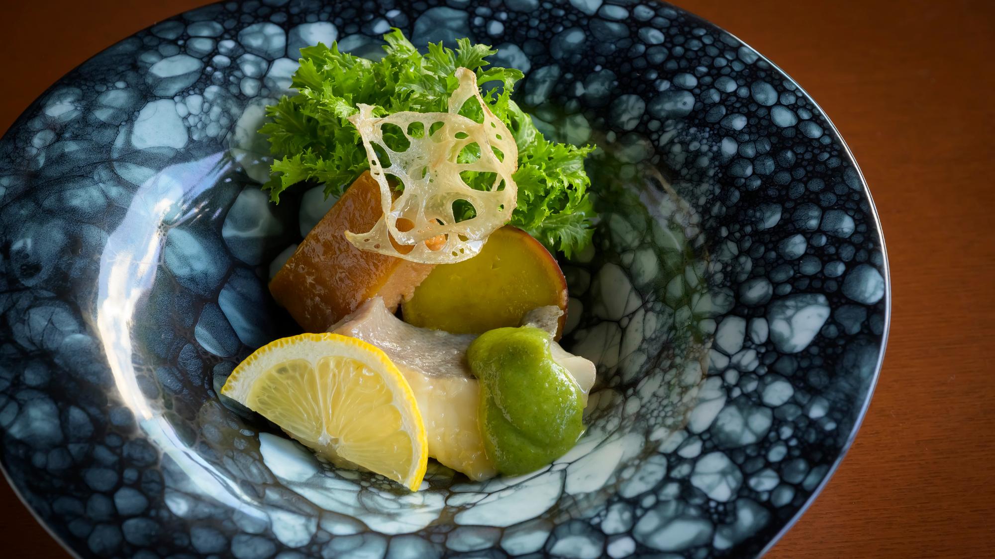 佐賀産の真奈鰹に春菊の芹味噌を合わせた、春を味わう一品。