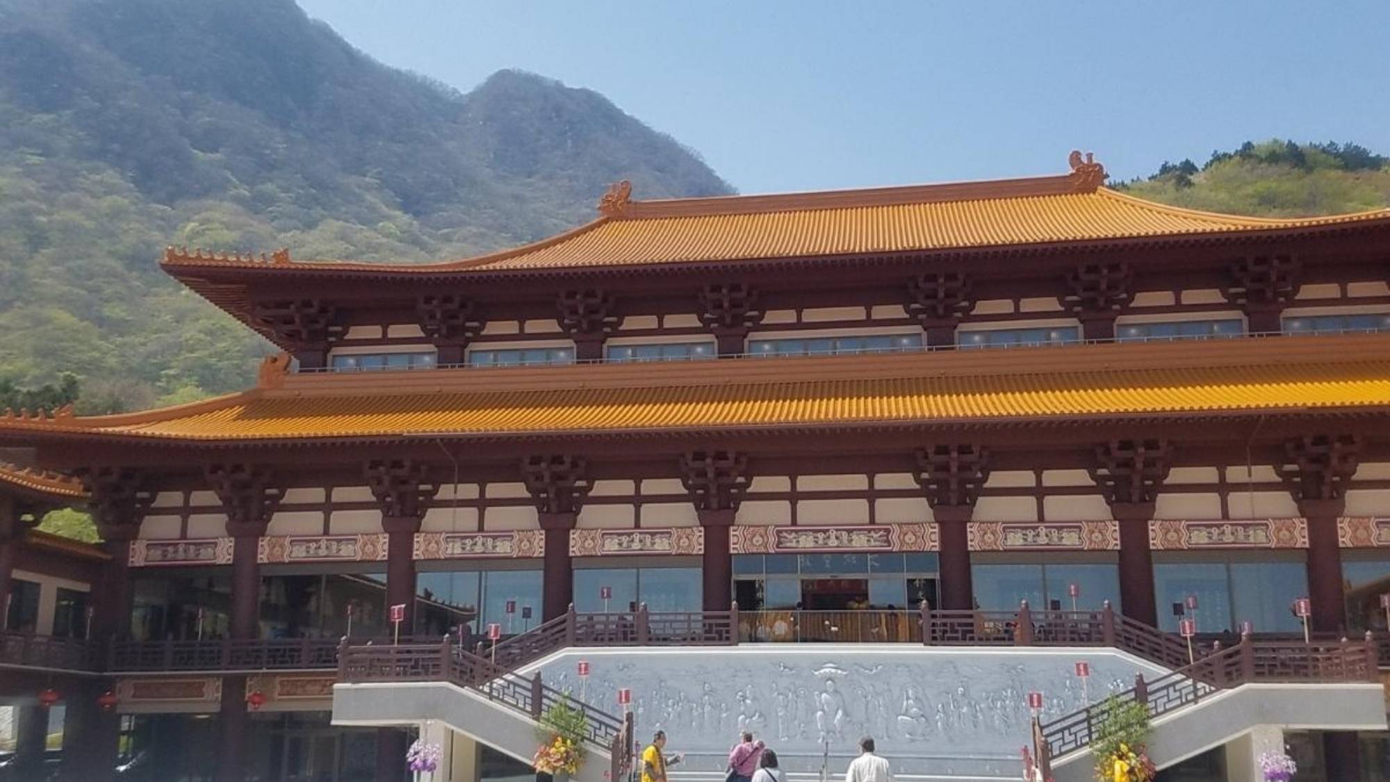 台湾に総本山を構える沸光山寺の日本の本山、法水寺。異国情緒が感じられます。