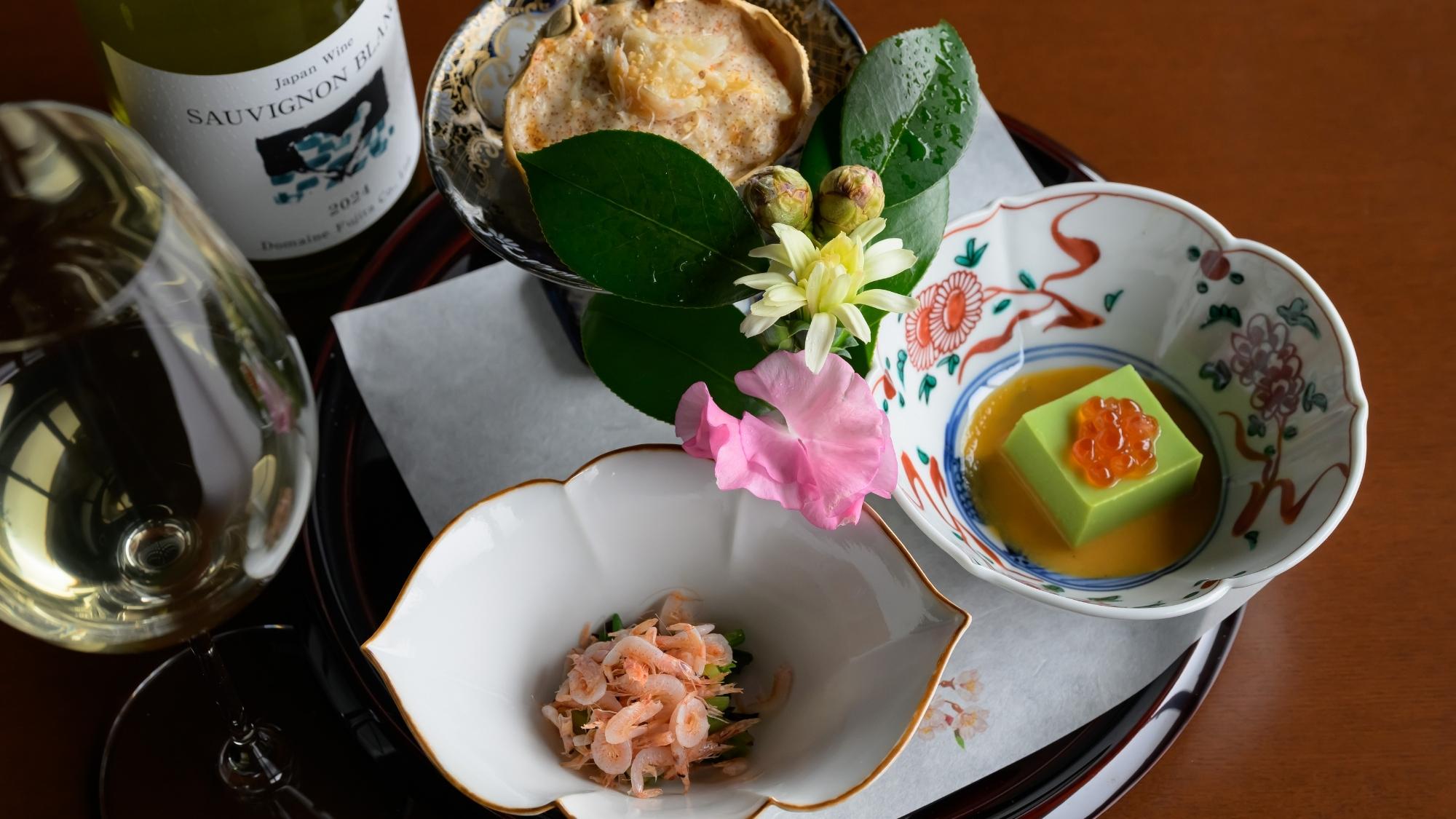 始まりの一皿を、厳選の白ワインと共に。