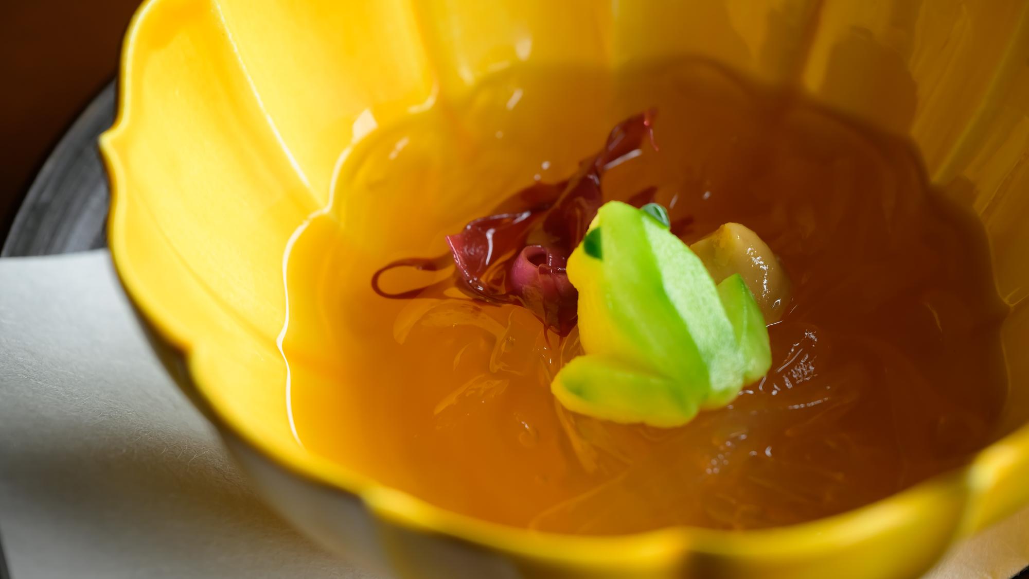 伊香保の山あいに広がる深緑と共に、旬の恵みをしつらえた今月のお料理。