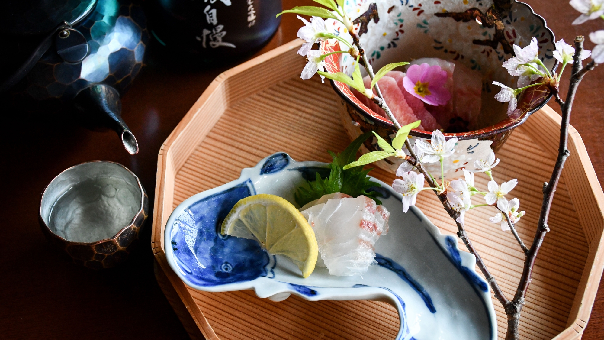 桜鯛、春を告げる魚、と書かれる鰆、そして紀州の本鮪。春ならではのお造りは、特におすすめの一品。