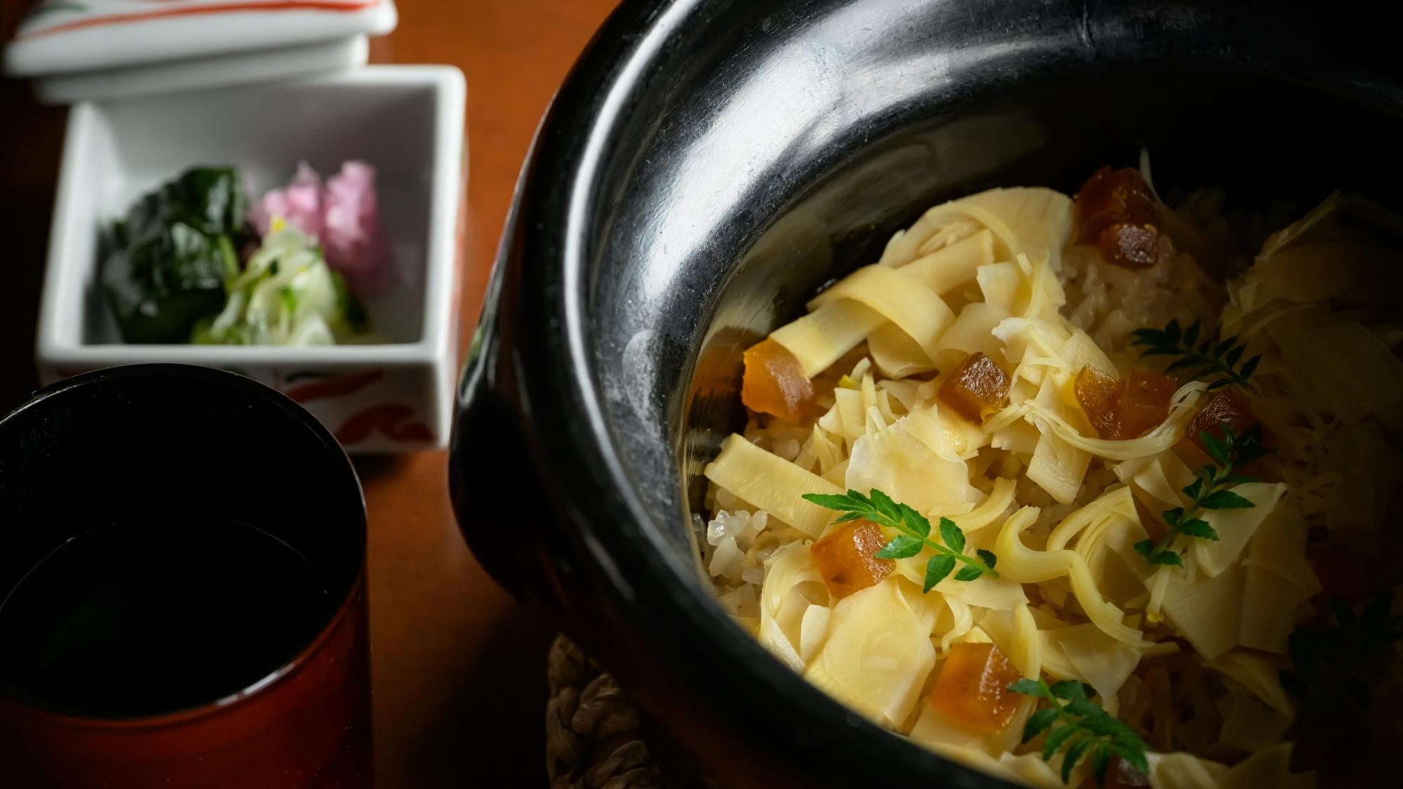 土釜の蓋を開ければ、立ち昇る春の香り。