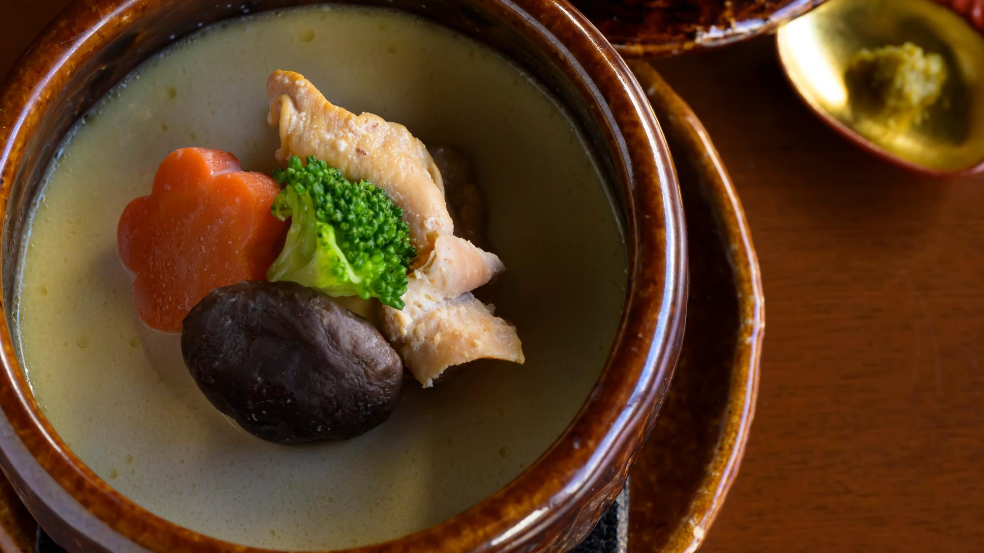 【煮物椀／白梅貝の豆乳仕立て】柔らかな春の風を感じる一品。