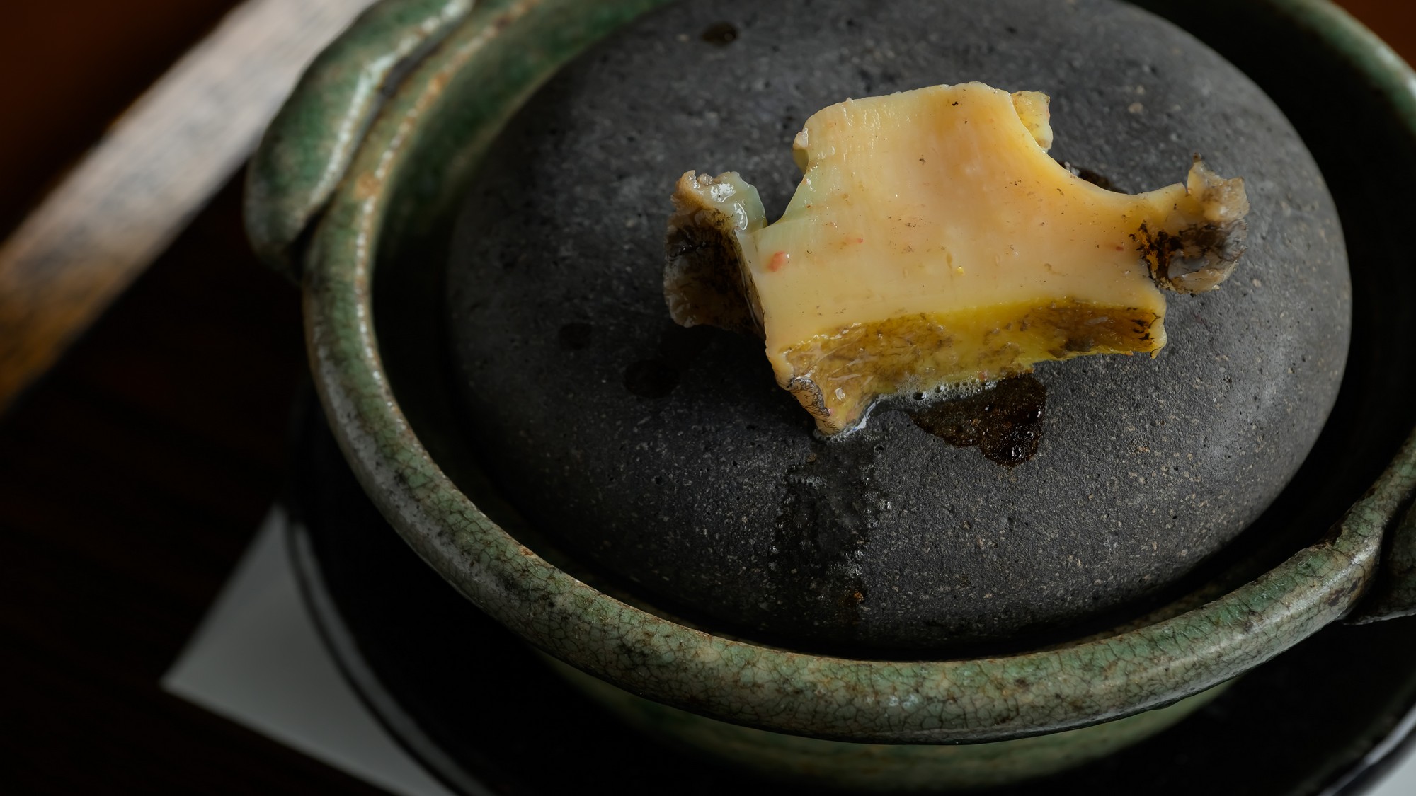 お食事の始まりは、鮑の温石焼きから。鮑の旨味がしっとりと広がる一皿。