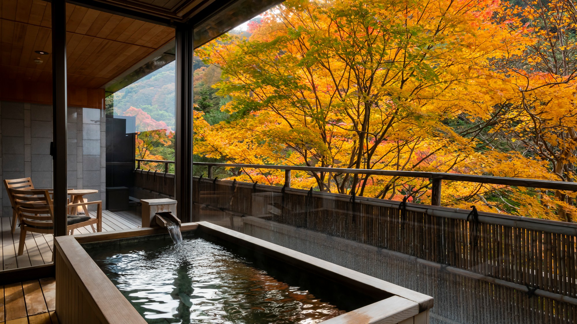 【ジャパニーズスイート】露天風呂からの紅葉の景色も独り占め。