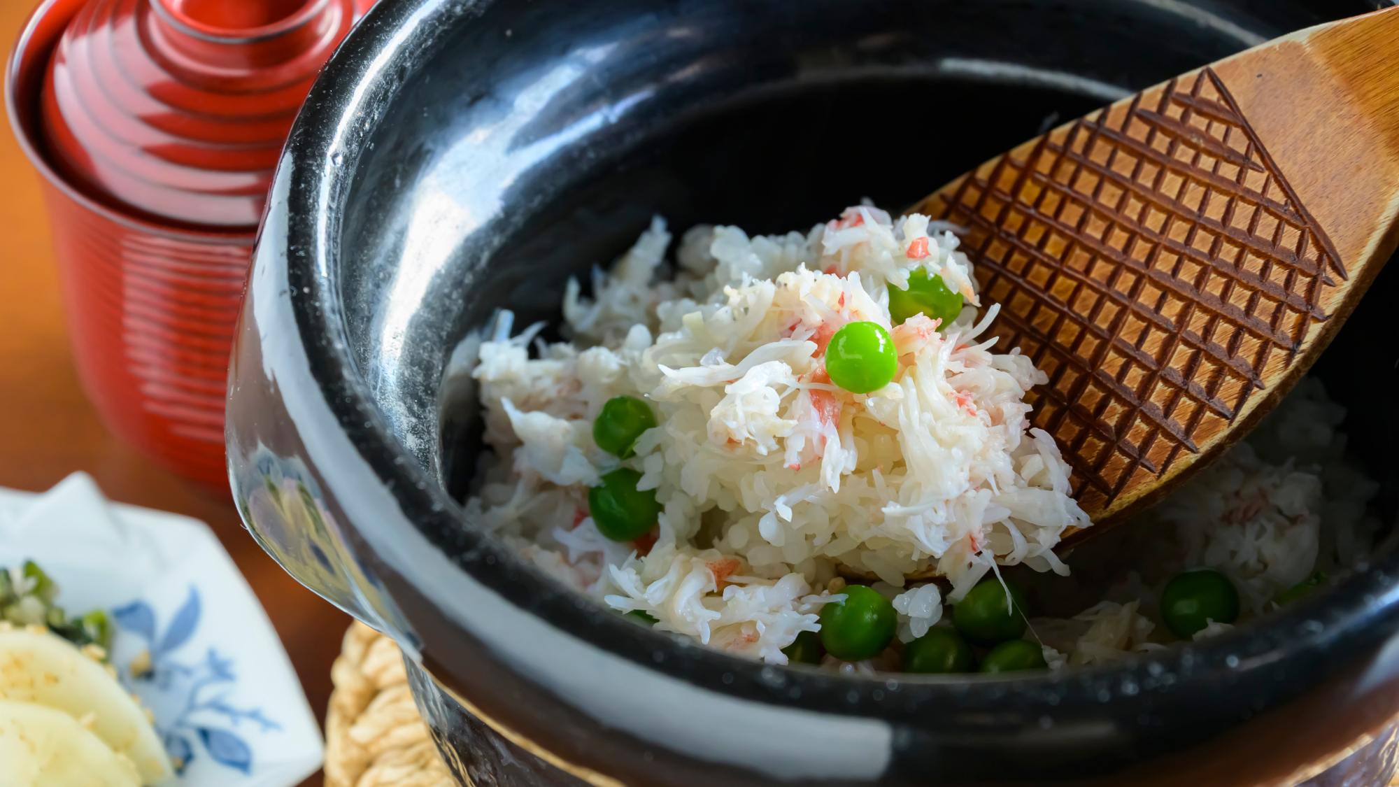 旬の食材を使用した〆の御飯。炊き立てをお召し上がりください。