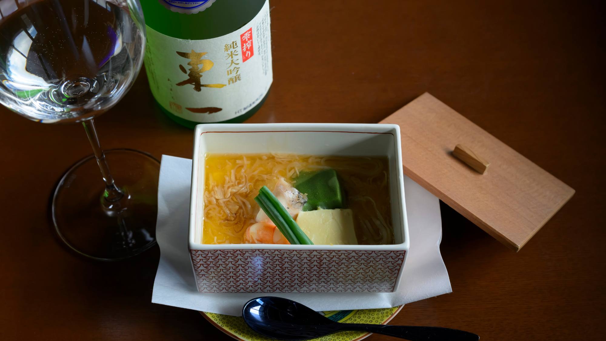 南禅寺蒸しに合わせ、まろやかな旨味と南国果実の香りが特徴の日本酒「東一 雫絞り」をコーディネイト。