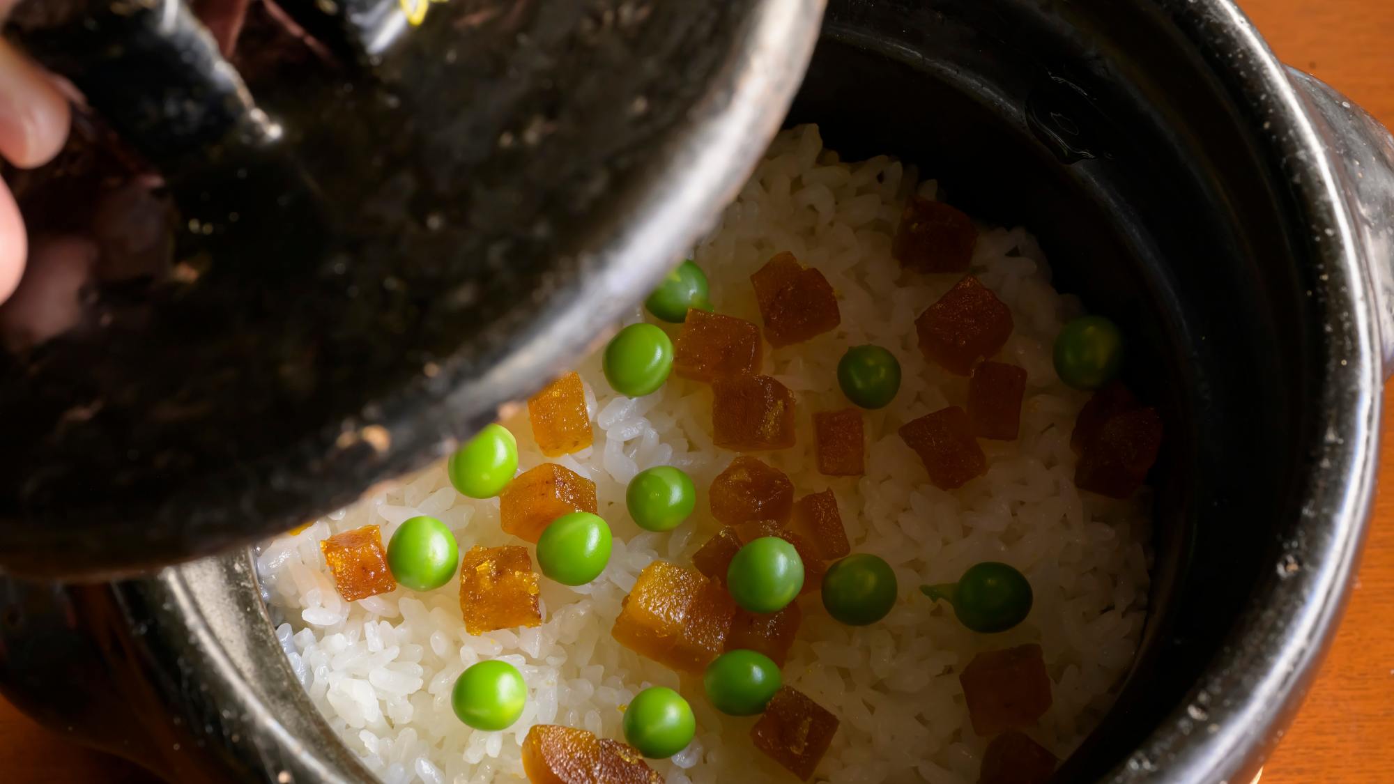 春らしい彩り豊かな御飯を炊き立てで。