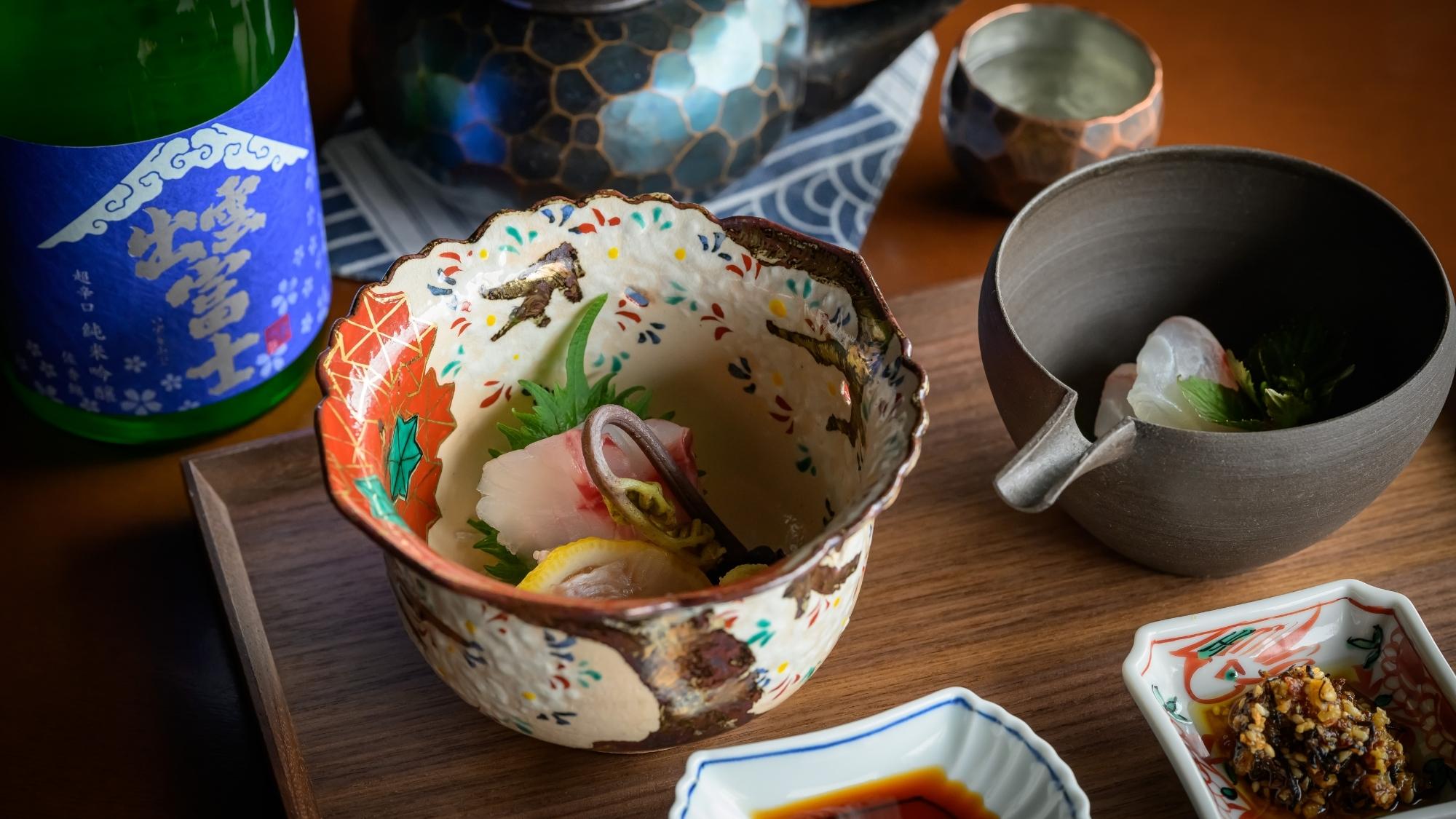 櫻鯛に春告魚など、選び抜かれた春の旬魚。器との対話をお楽しみください。