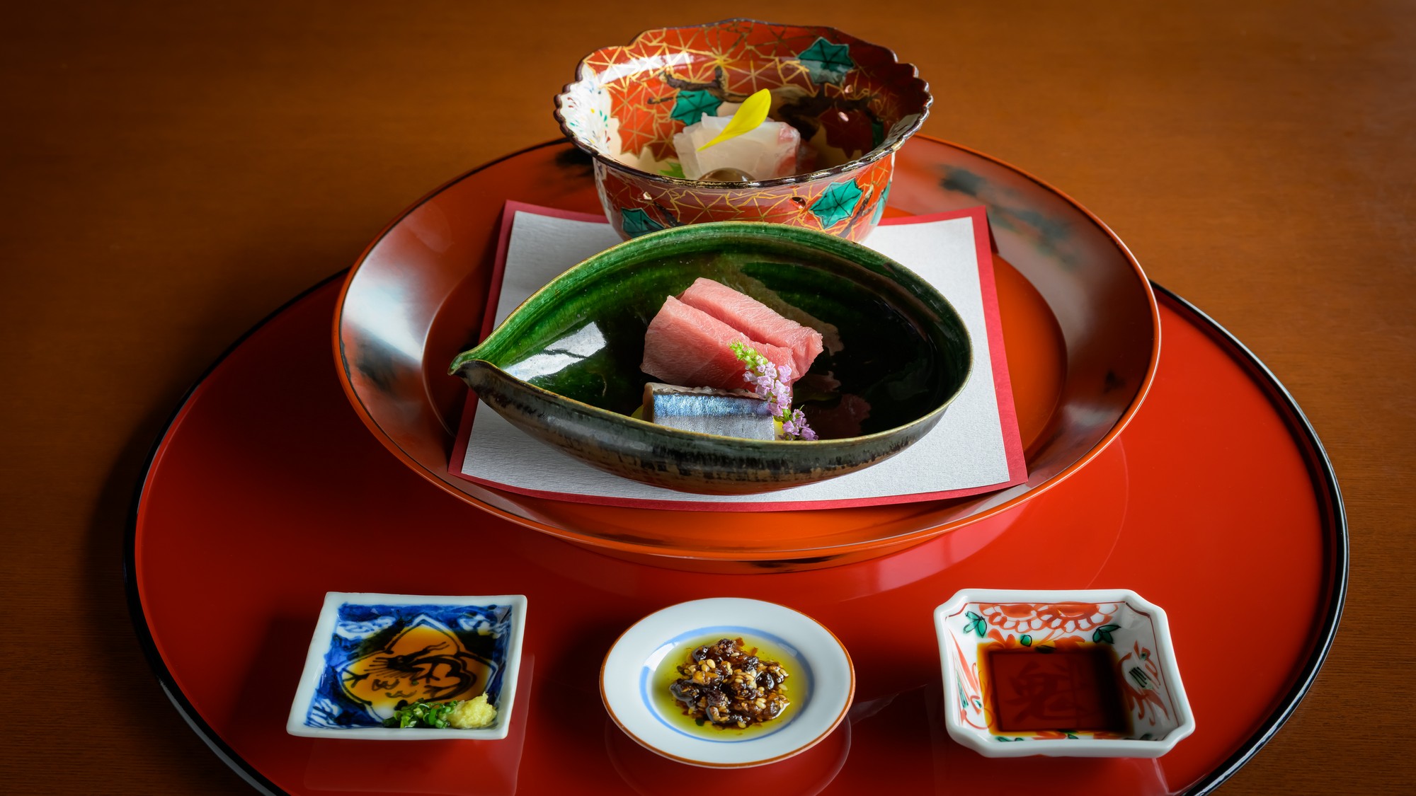 秋の訪れを感じさせるような、鮮やかな色彩。器にもこだわり抜いた、季節のお造り。