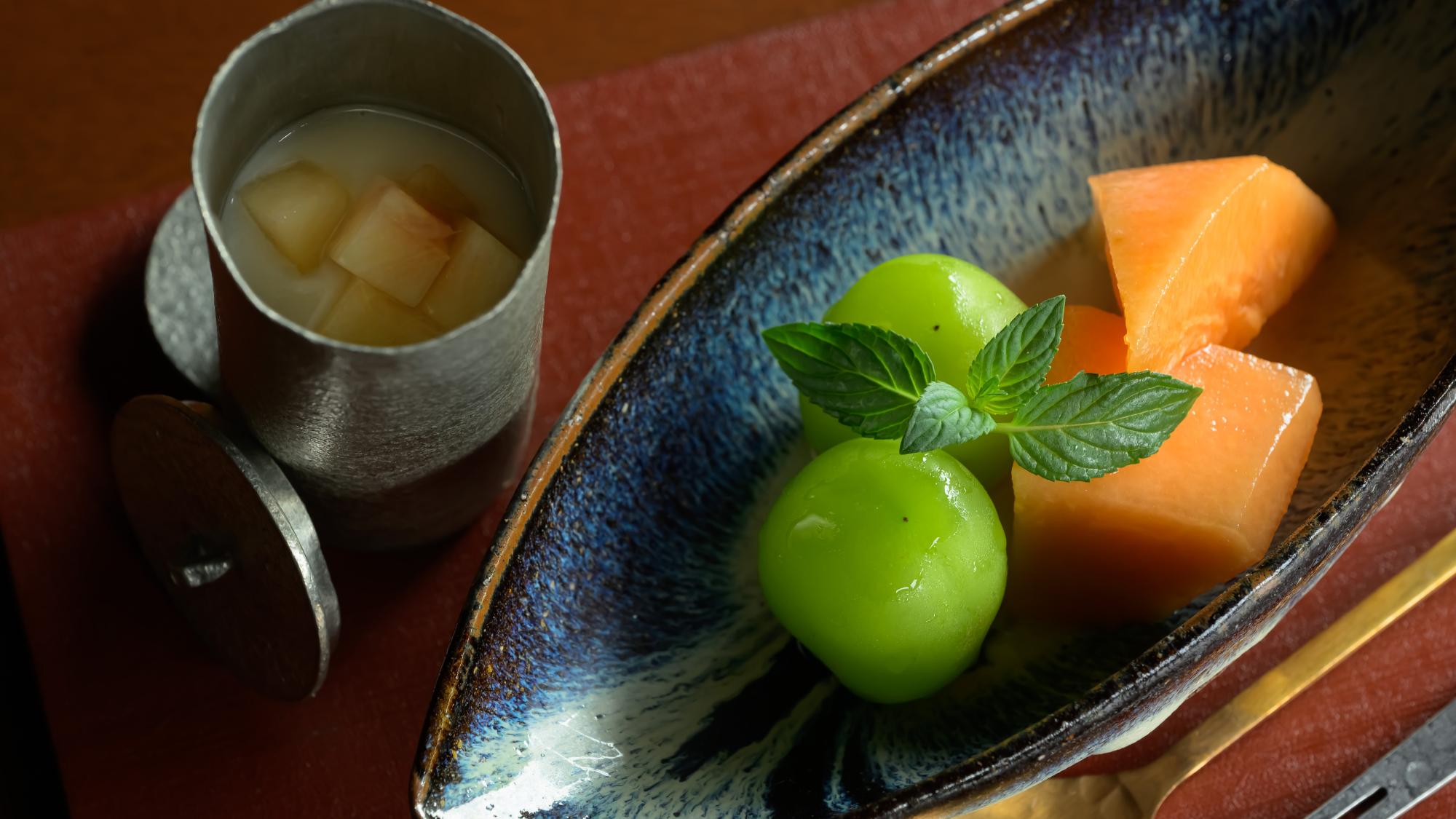 お食事の最後には、夏の陽ざしを目一杯浴びて育った夕張メロンと、岡山産のシャインマスカットを。