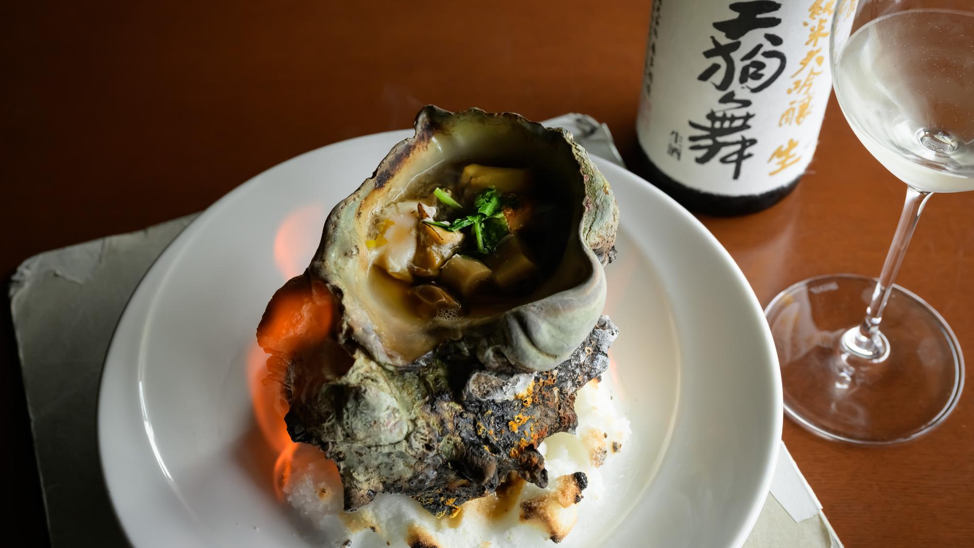 宮城・石巻の雲丹を前菜に。涼やかで迫力のある一品です。