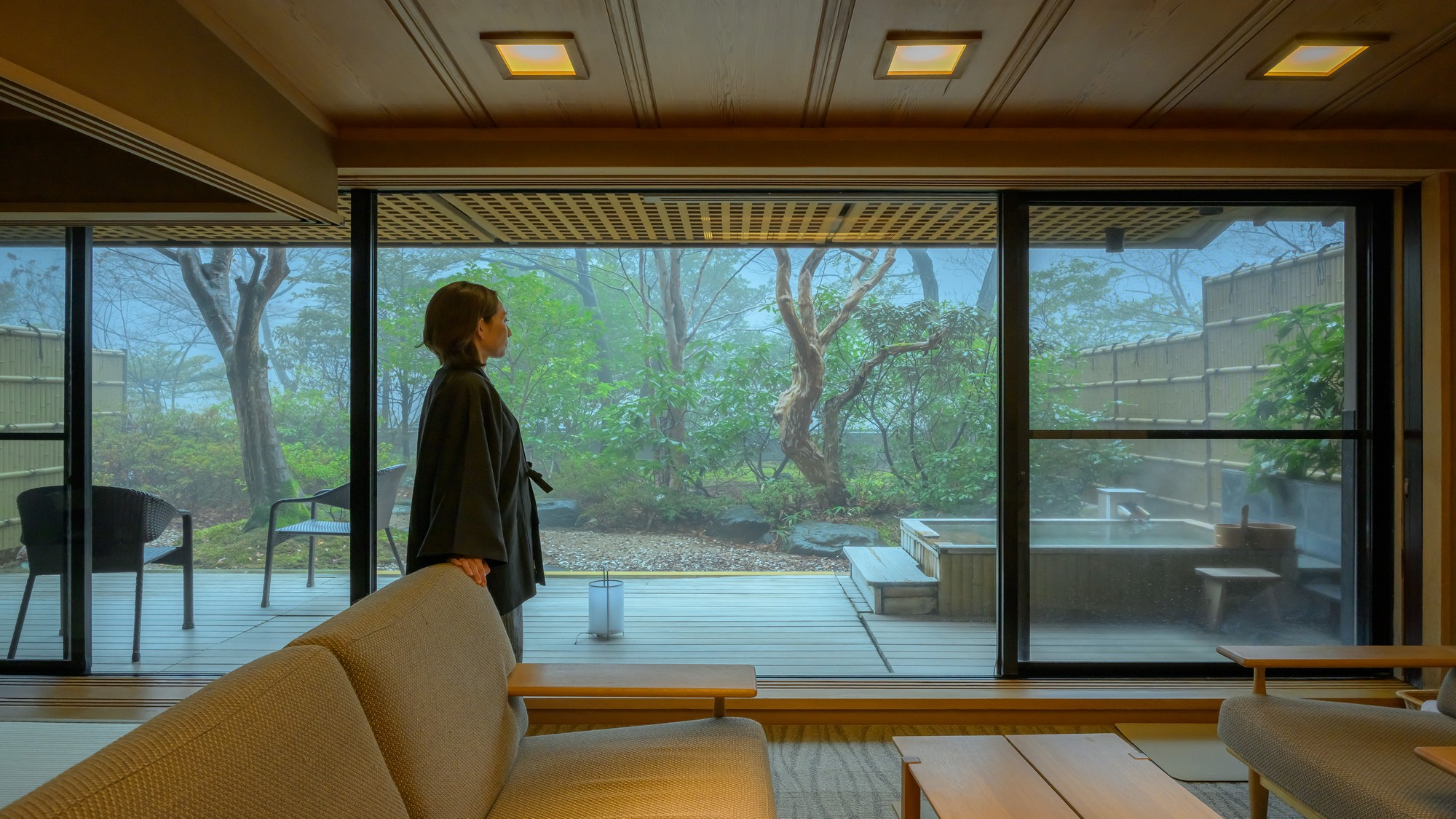 窓の向こうに広がる四季の彩りを、静かに愛でる贅沢な時間