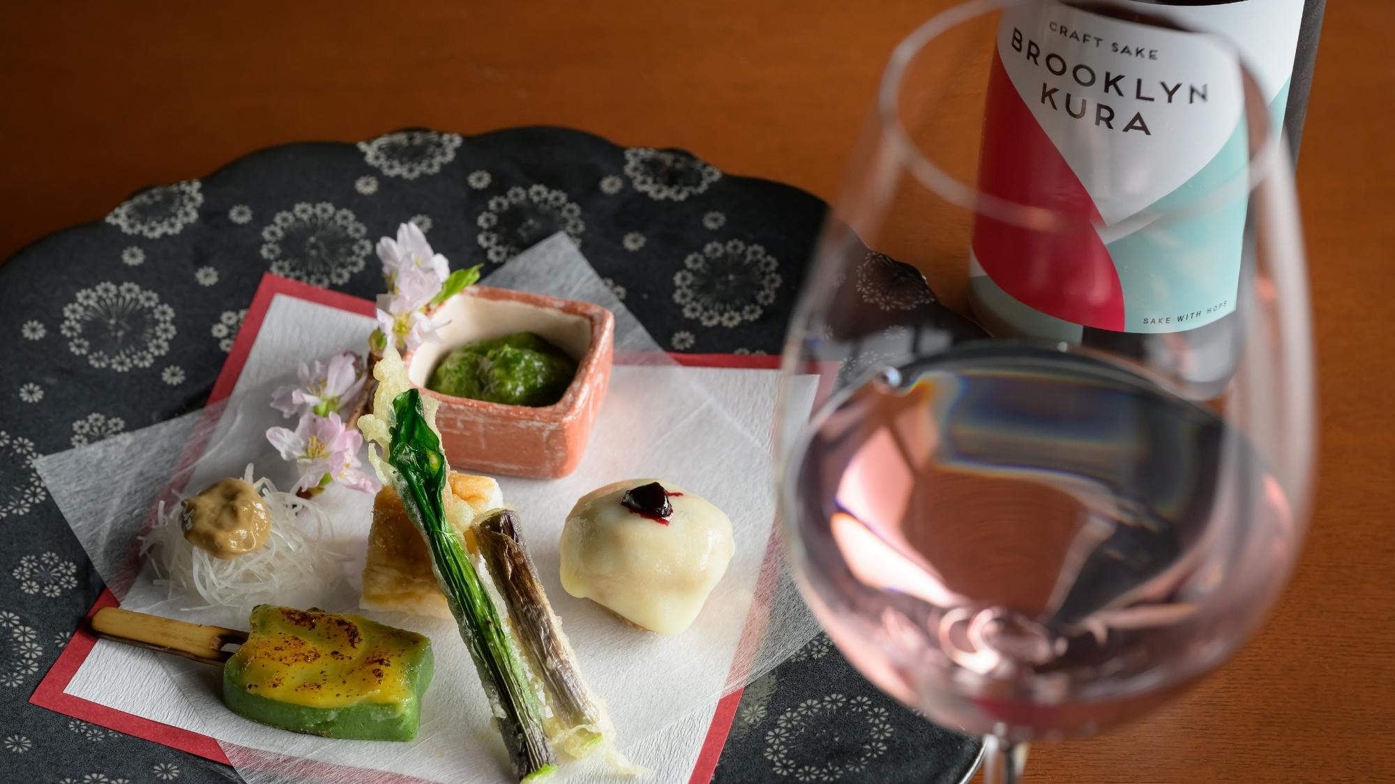 季節を愛でる八寸には、華やかな香りが特徴のクラフト酒「BROOKRYN KURA」を合わせて。