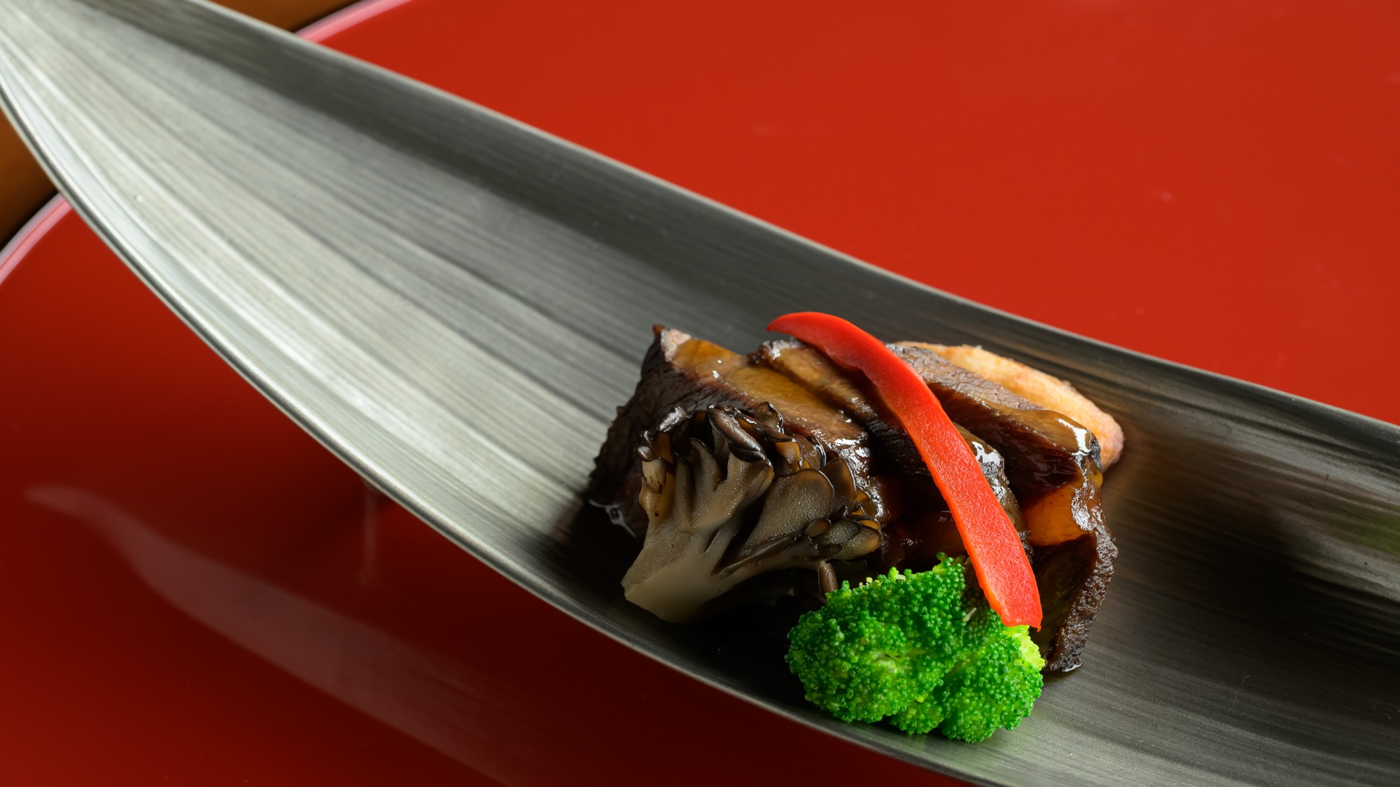 群馬県産和牛頬肉を赤ワインソースで仕立てた一皿。旨味引き立てる赤ワインとともに。