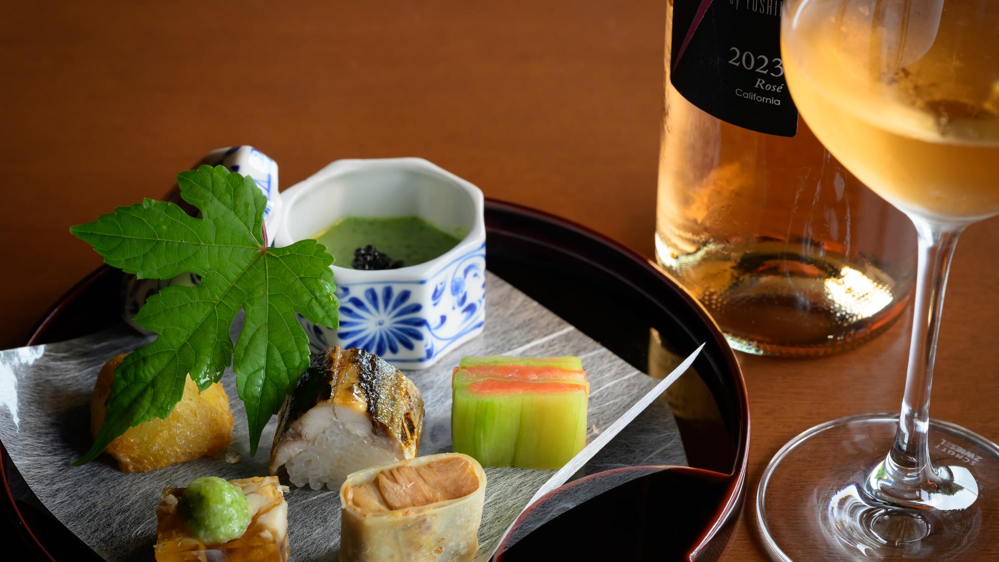 新馬鈴薯のアンチョビ掛けや、炙り秋刀魚寿司、餅豚の奉書巻きなど、移ろう季節を彩り豊かに盛合せた八寸。