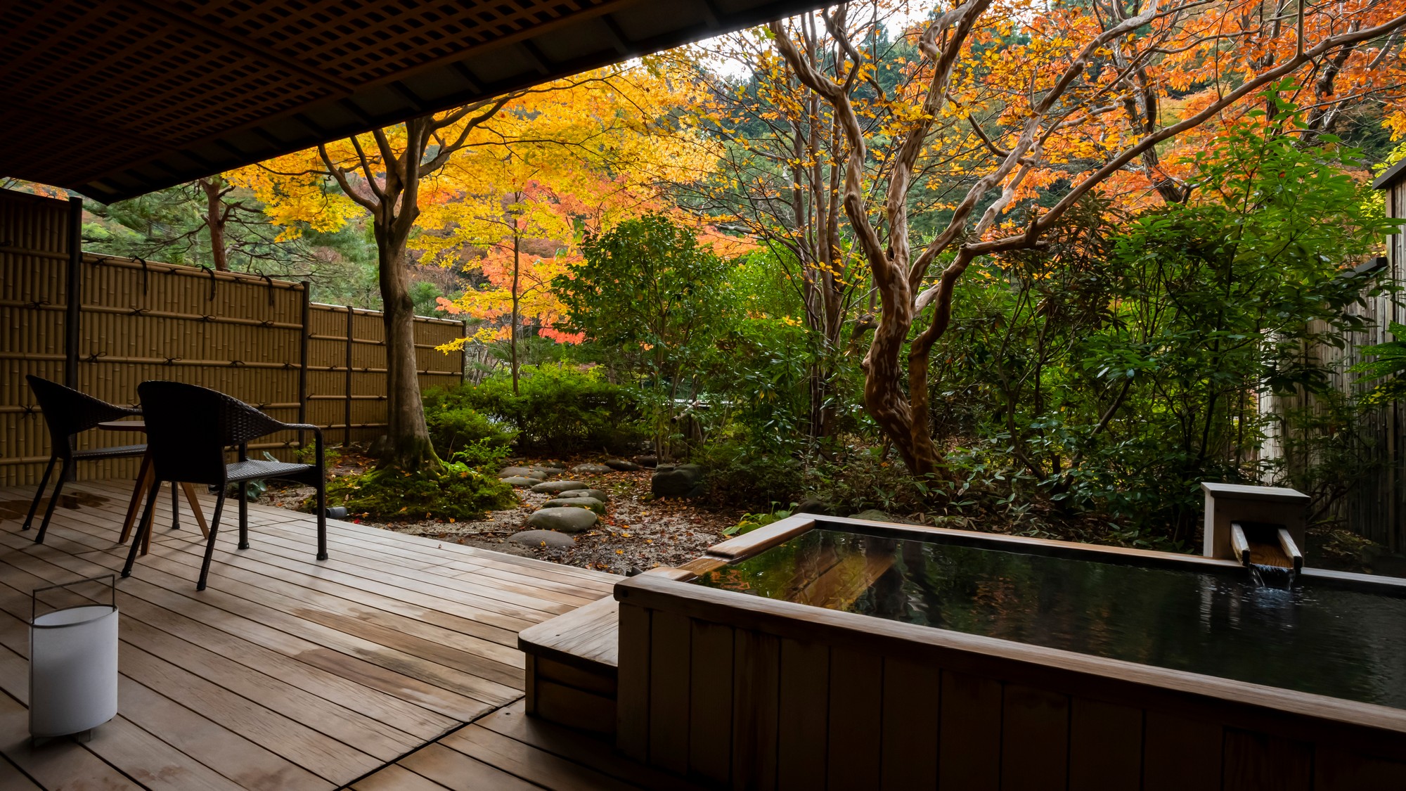 【庭園・露天風呂付和室（本間＋次の間） 】紅葉を眺めながらの温泉でのひととき。