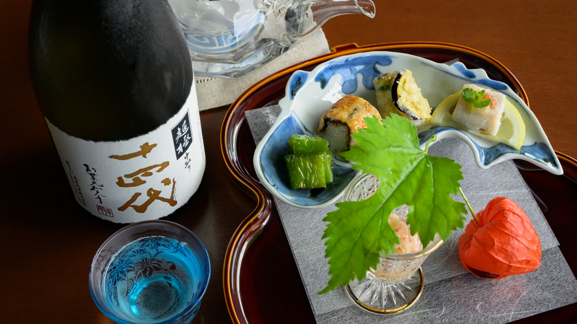 手蟹の茗荷和えや鮎、鰻寿司を夏の恵みを彩り豊かに盛り付けた八寸。