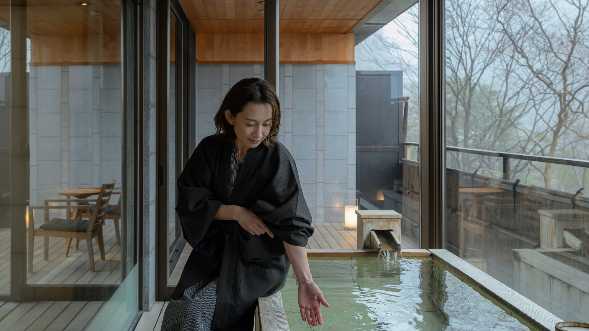 暖かな客室に身をゆだねながら、ただ景色を眺めるだけの贅沢な時間が流れます。