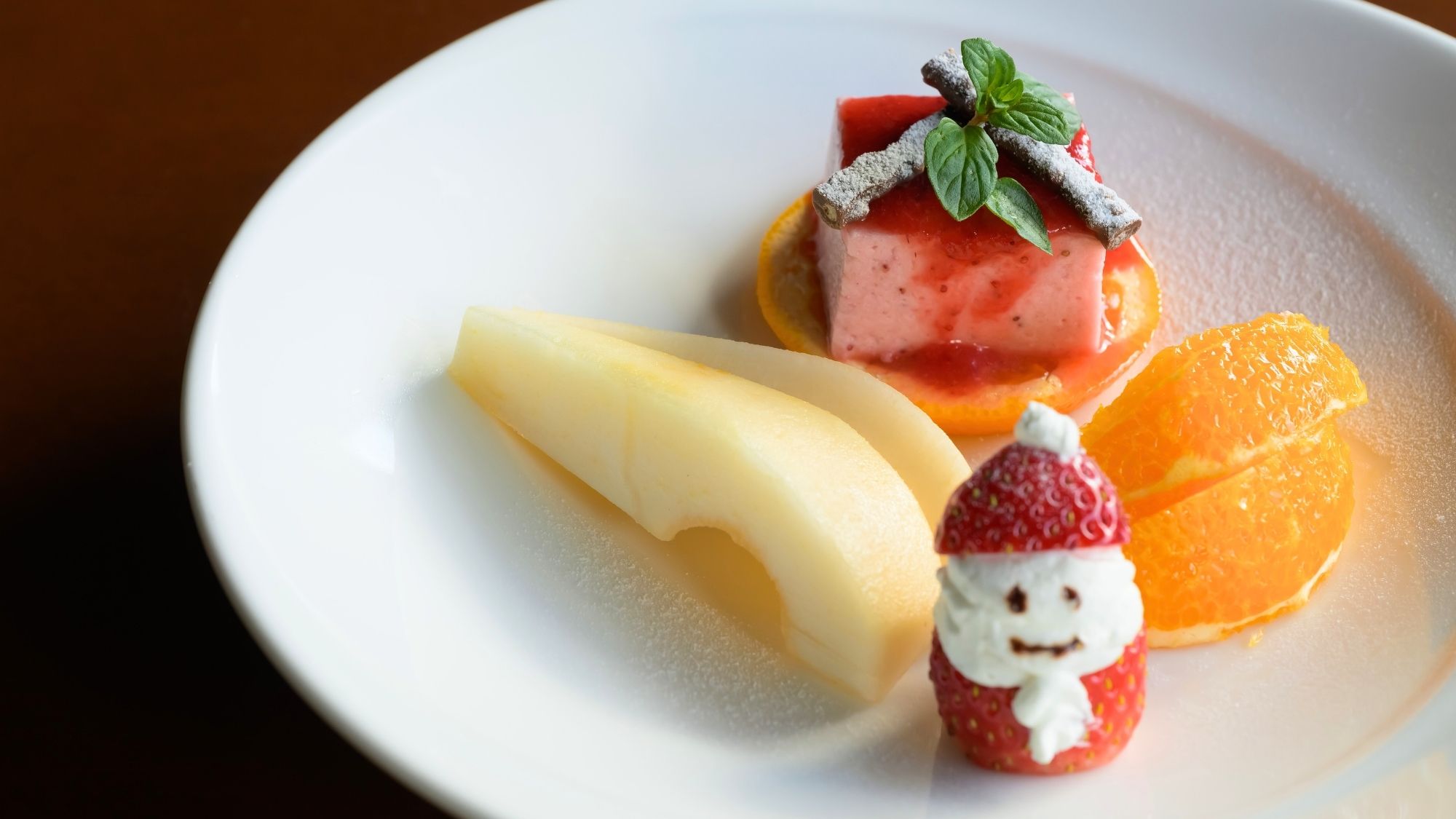 華やかにコースを締めくくる、見た目も美しいデザート。