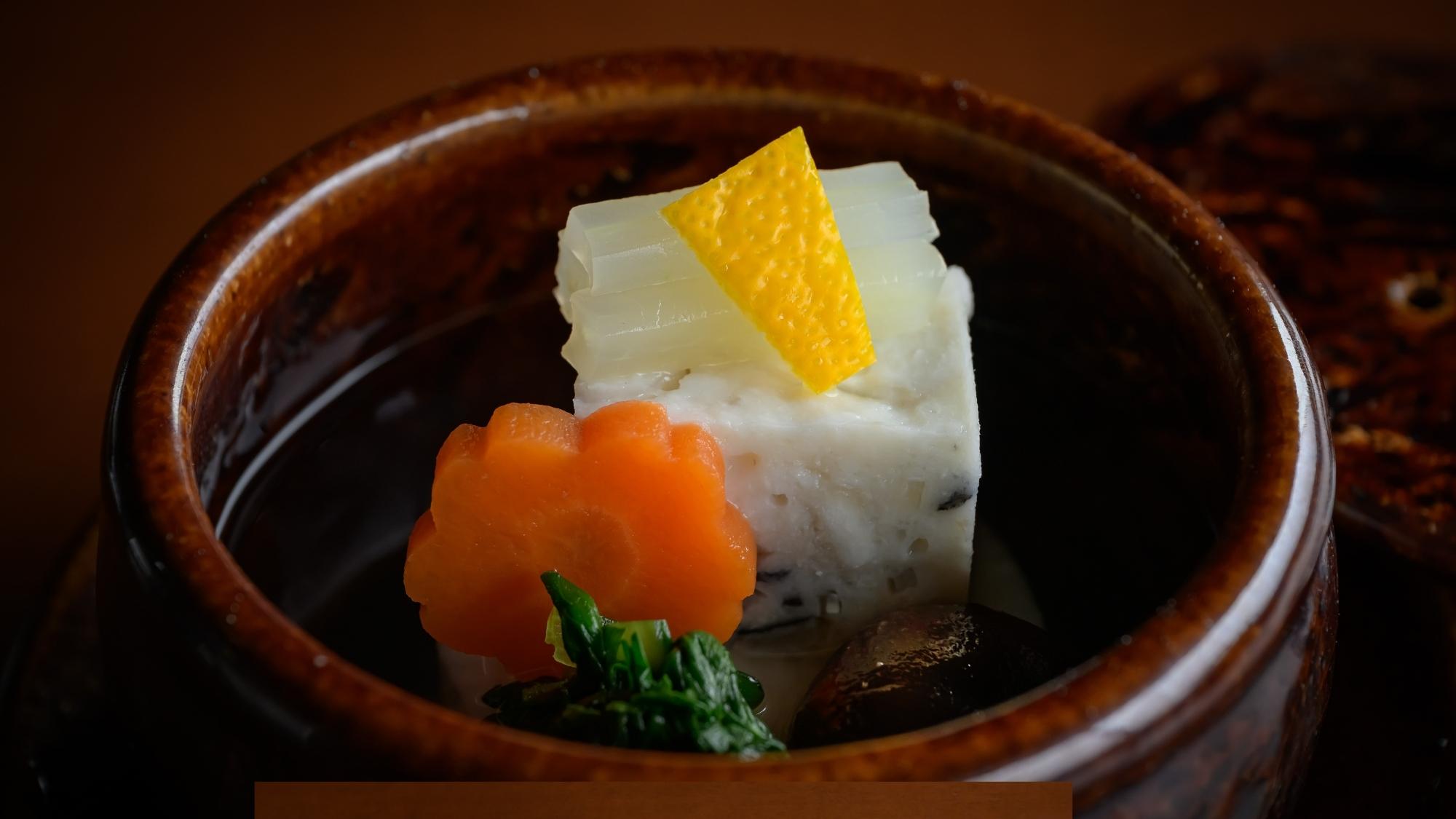 琥珀の出汁に浮かぶ、名残河豚の清らかな滋味。