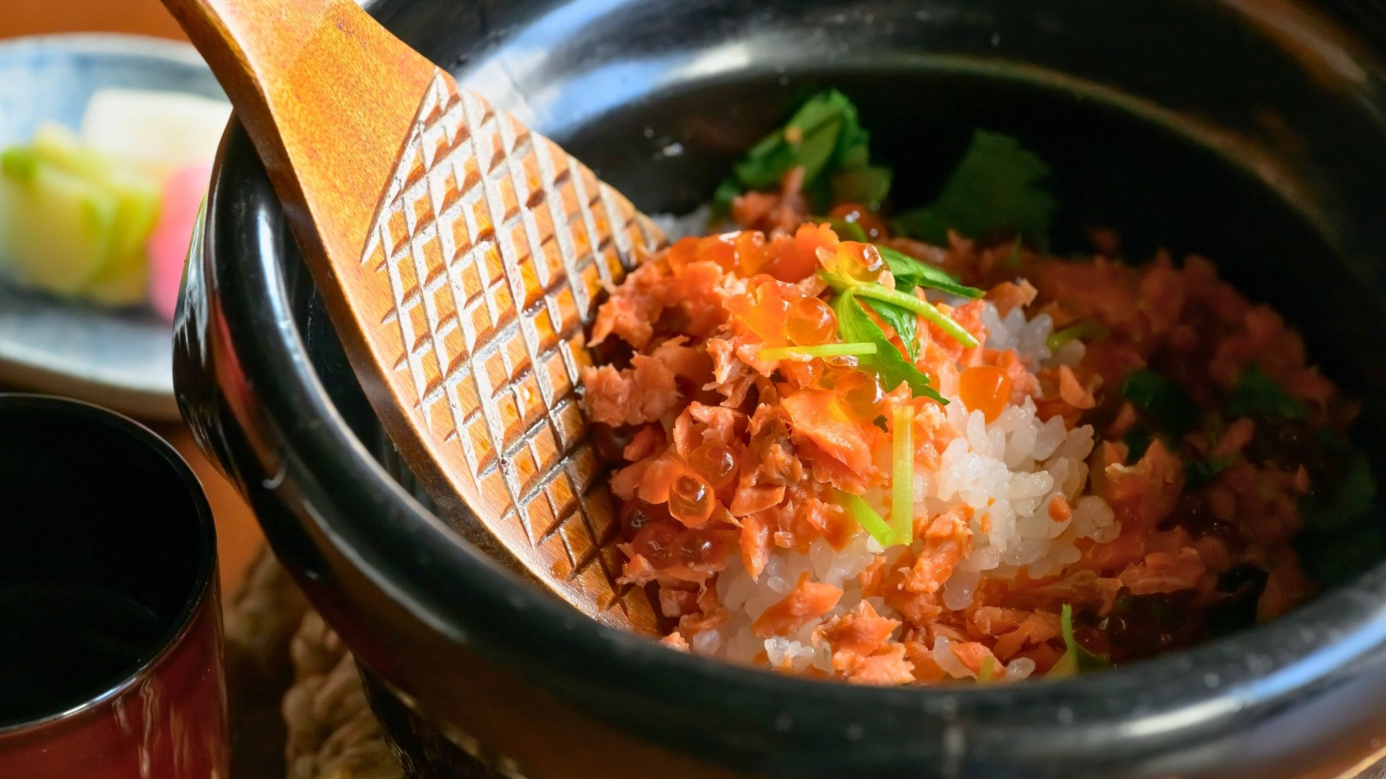 艶やかに炊き上がった紅鮭親子を堪能する〆の一膳。