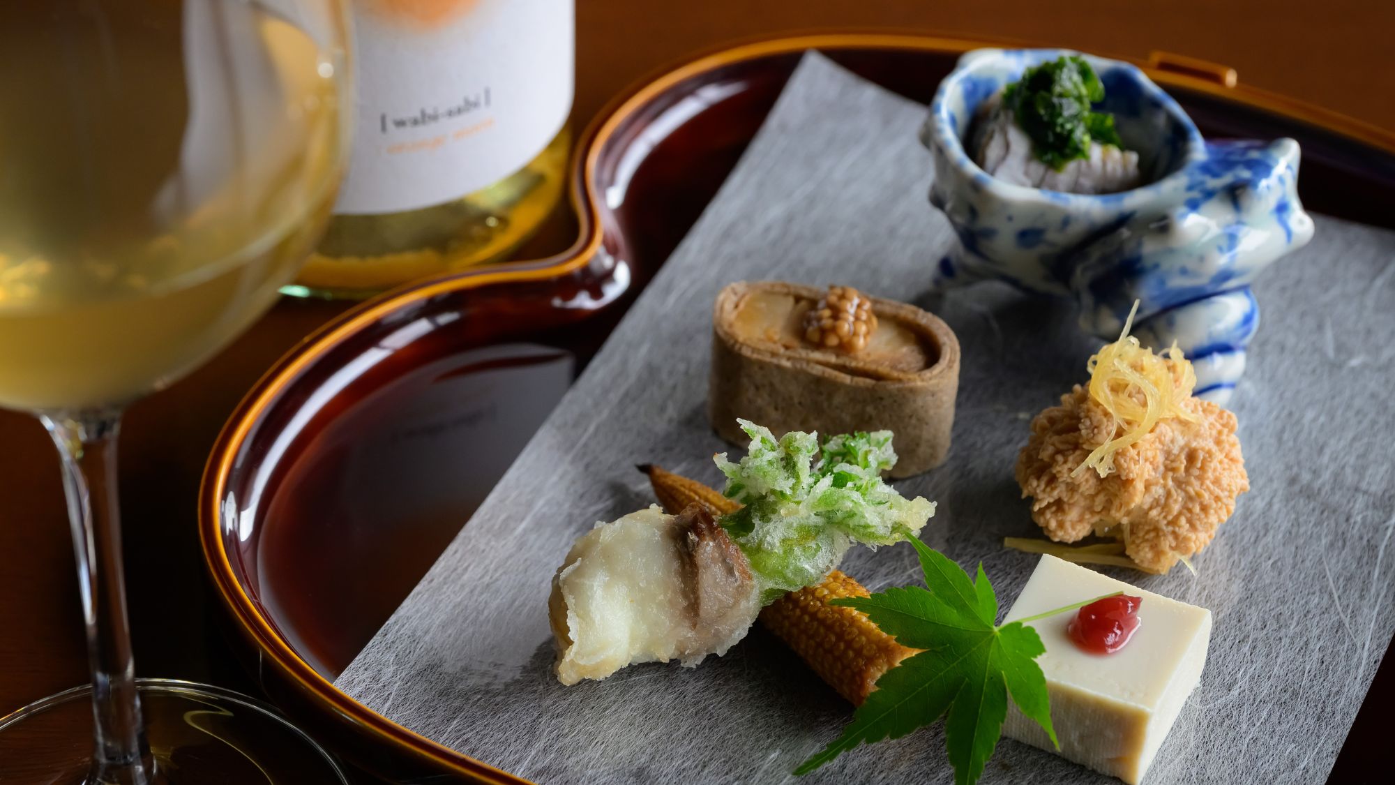 季節の八寸には、軽い泡のオレンジワインを合わせて。