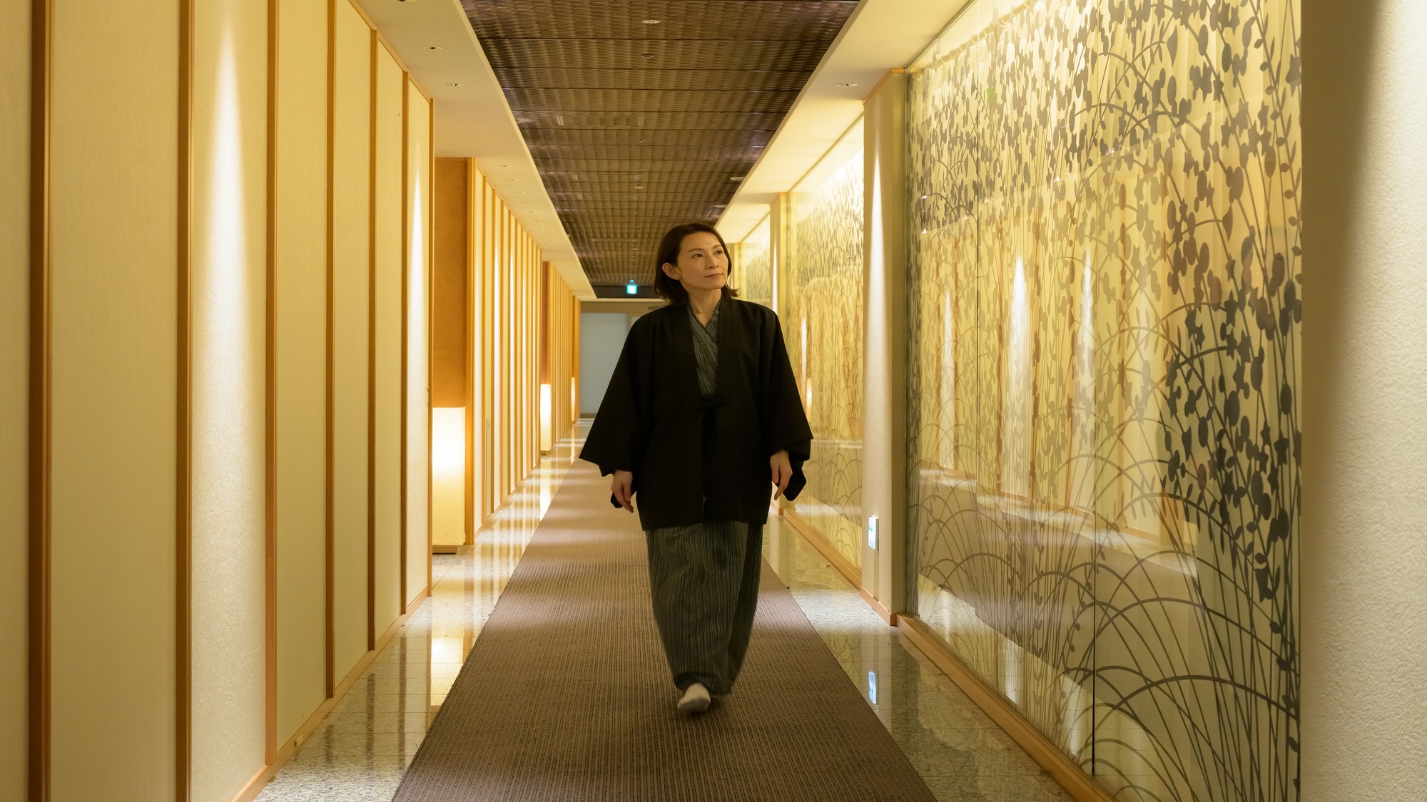 一歩ごとに非日常へと誘われる、静かな華やぎに包まれた空間