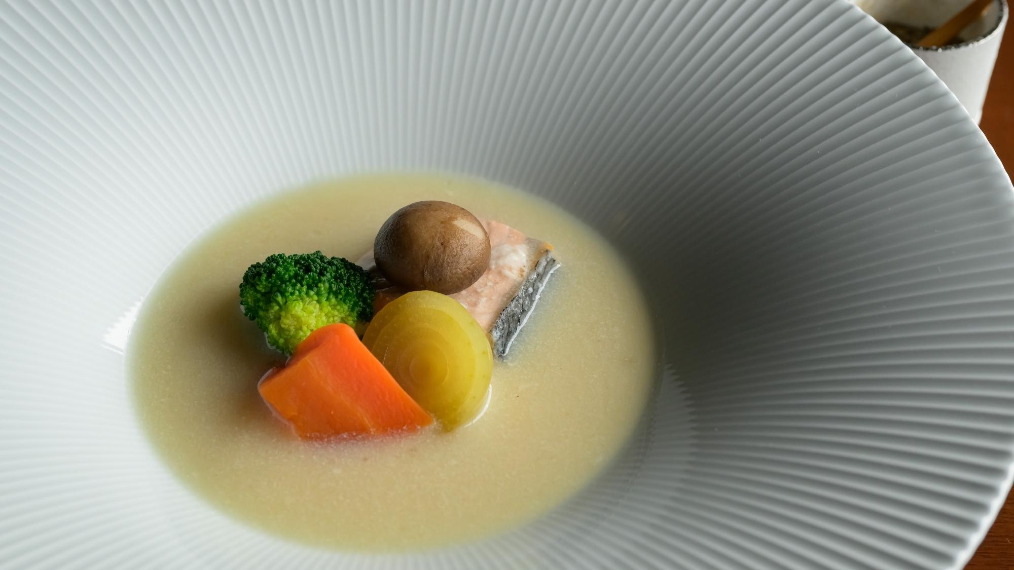 優しく五感に染み入る、海鮮の濃厚な雫。今月のおすすめの逸品です。