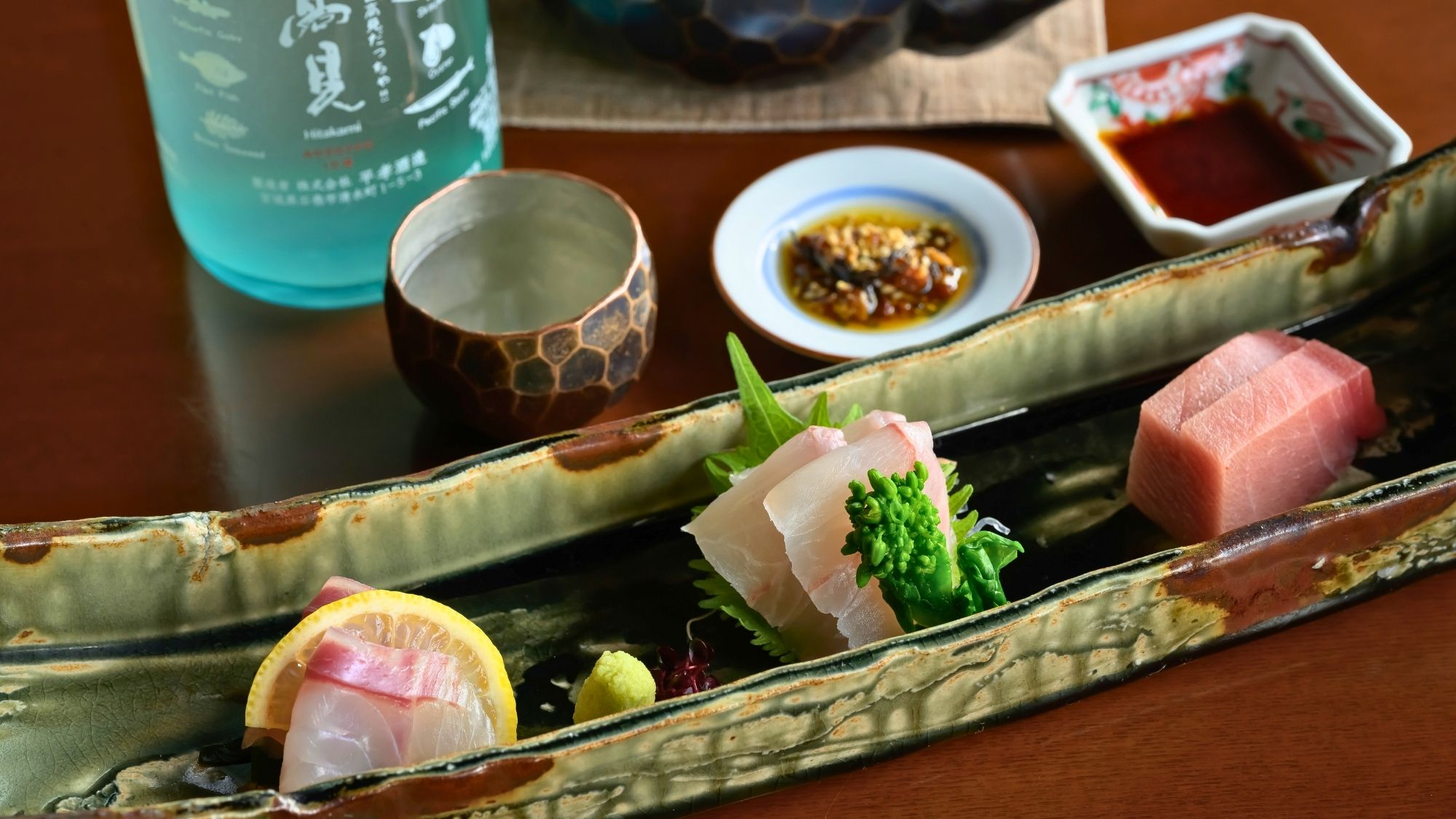 旬のお造りに、リンゴの香りが立つさっぱりとしたキレ味の日本酒を合わせて。