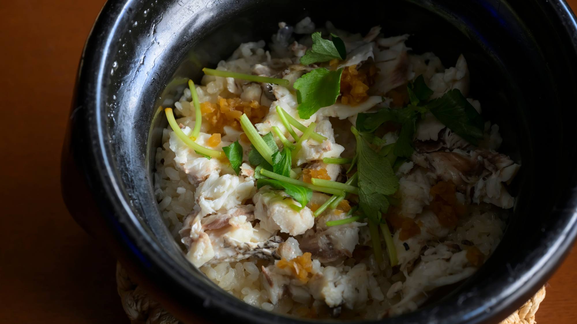 石巻で獲れた鯛を使用した鯛御飯は炊き立てをどうぞ。