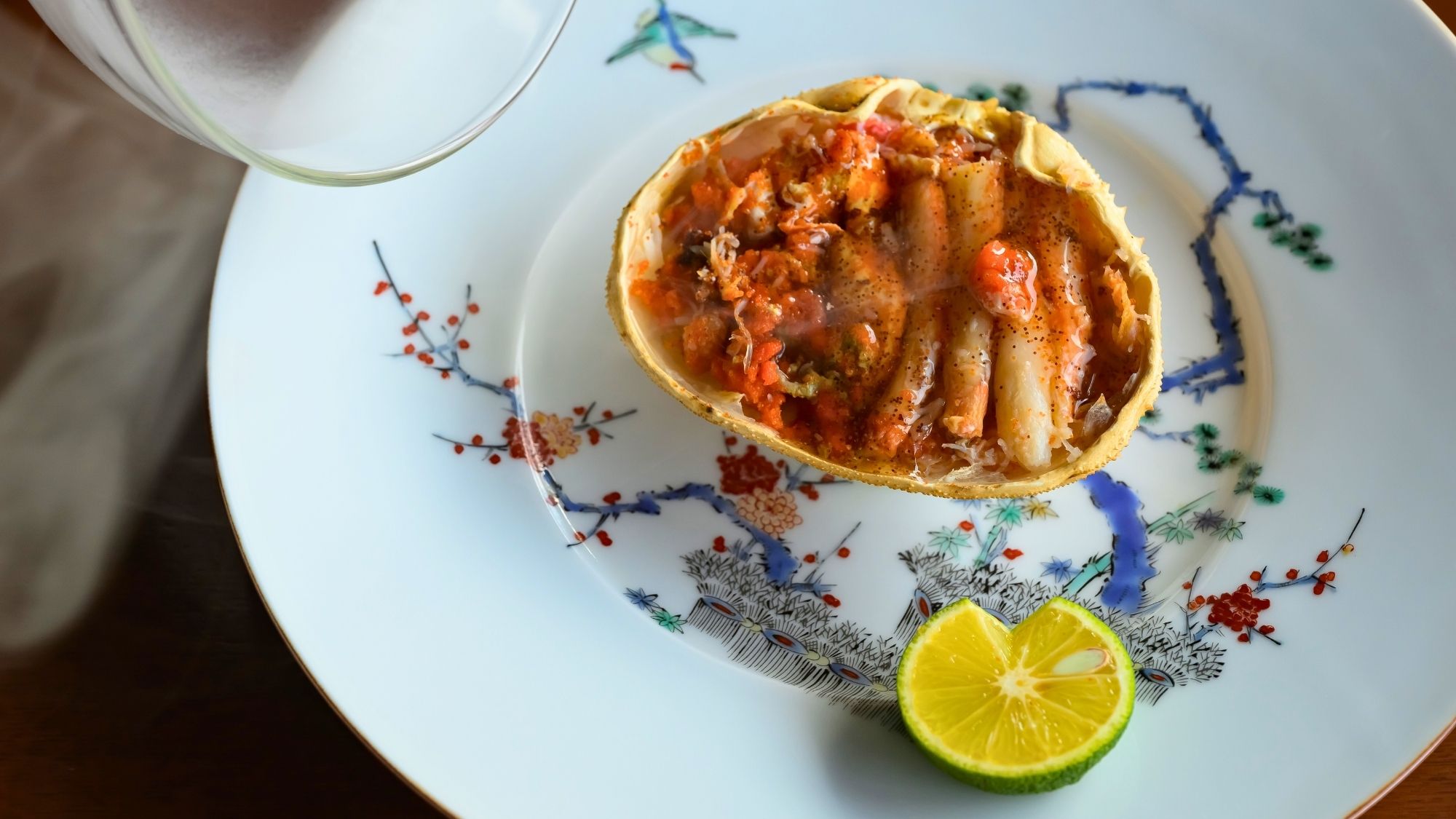 燻製の香りまとう香箱蟹。旬の贅沢を華やかな一皿に。