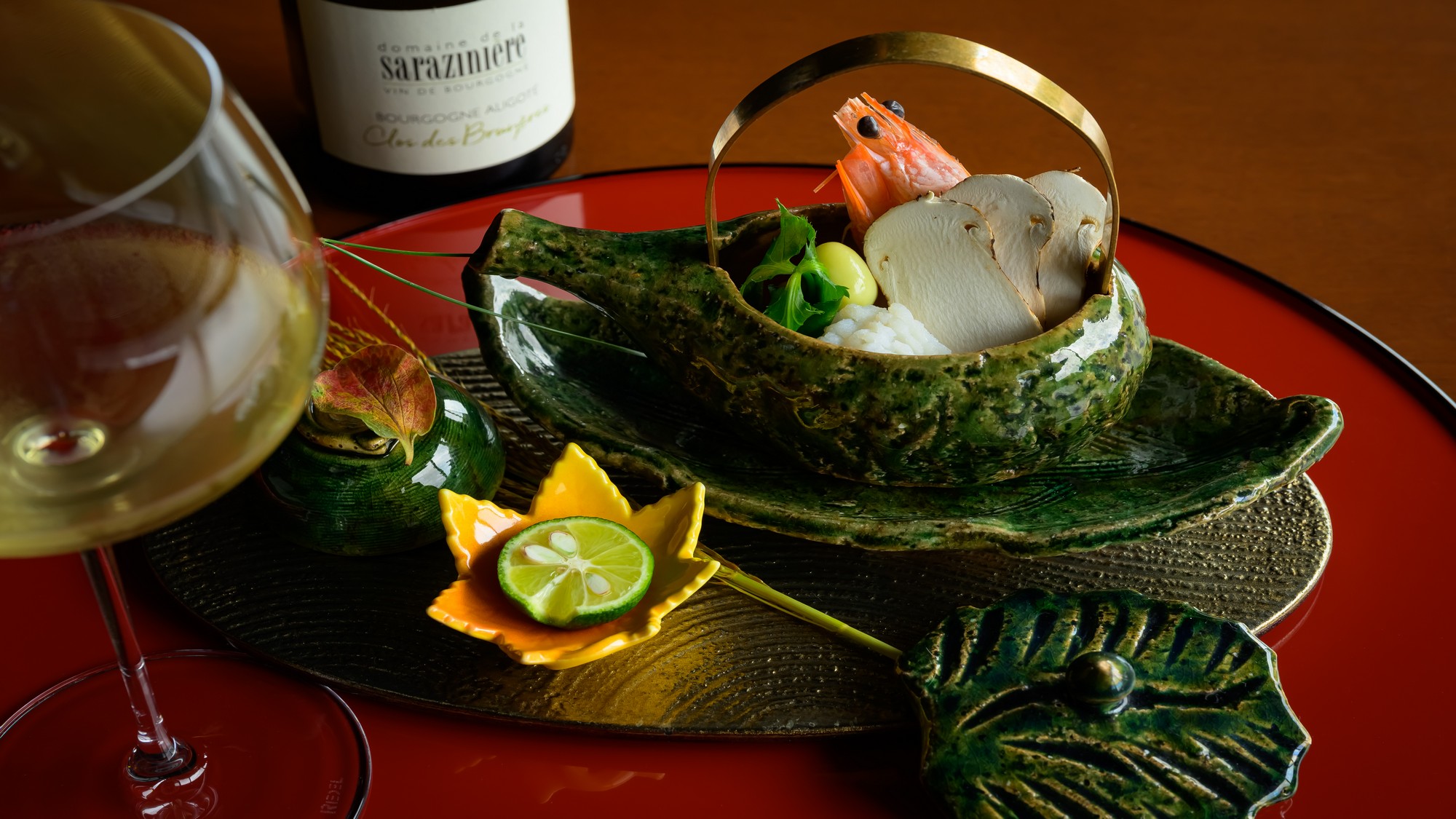 煮物椀には、松茸の土瓶蒸しを。鱧と地鶏、季節の具材が織りなすこの季節ならではの一品。