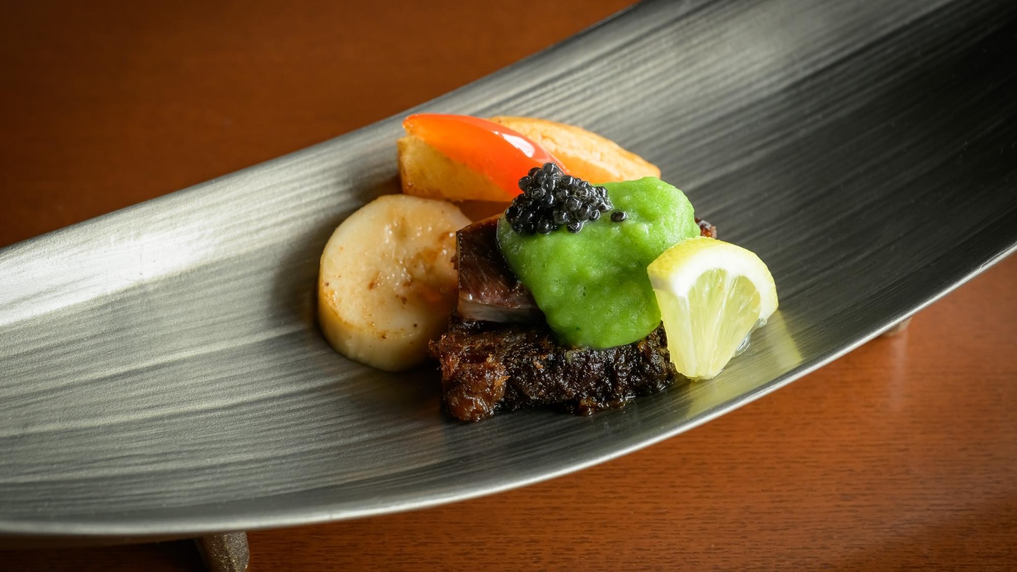 力強い上州和牛の頬肉赤ワイン焼き。静かな熱量をこの一皿に。