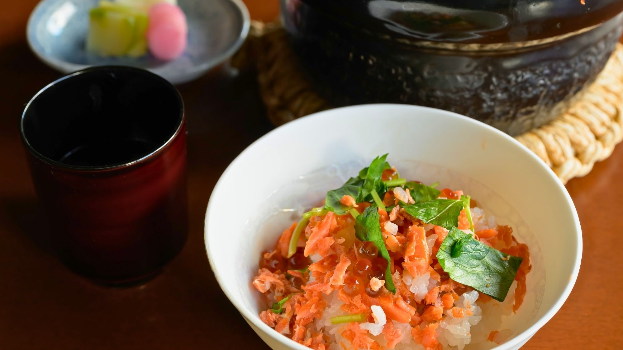 贅沢な〆の一品は、炊き立ての紅鮭親子御飯。