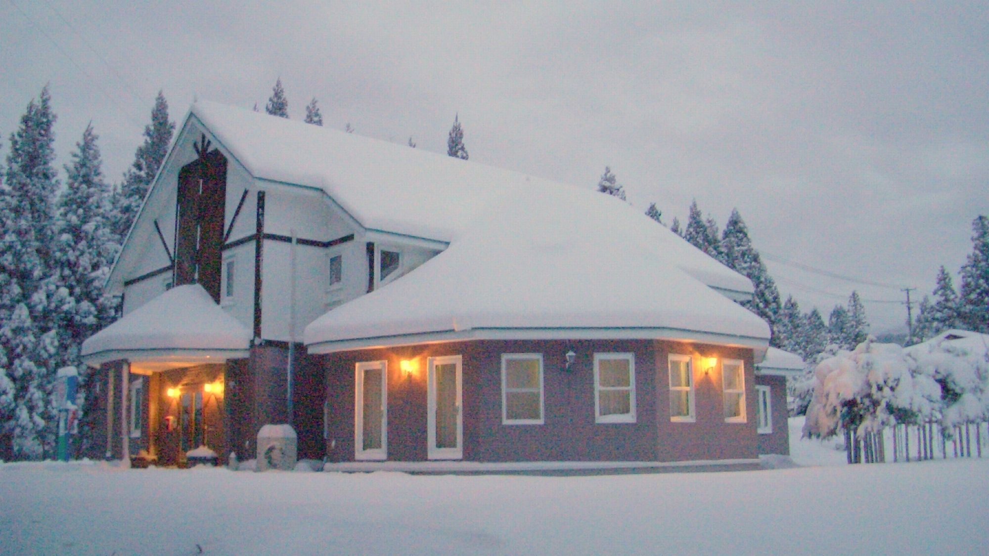 冬の外観　冬はスキー・スノボの季節！　車で30分圏内に8つのスキー場♪