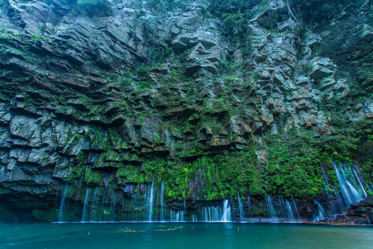 雄川の滝　鹿児島県で有名な滝で水の色はエメラルドグリーンです。