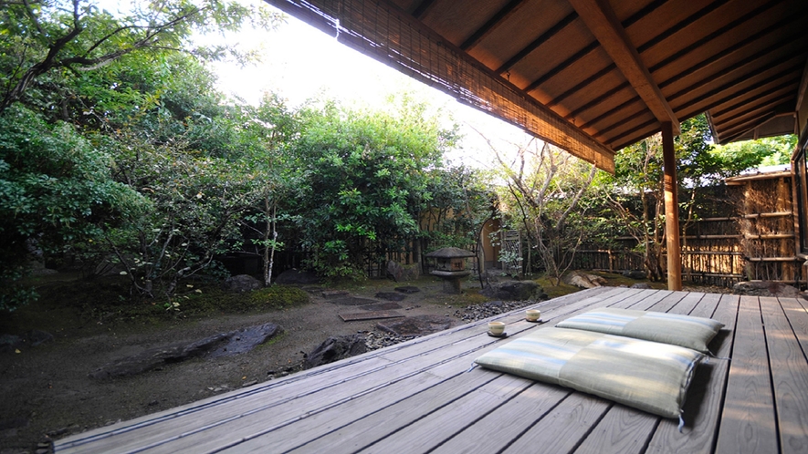 【閑閑庵】開放的な主室から続く月見台の先には、専用の日本庭園。自然が織りなす景観美に心が洗われます。