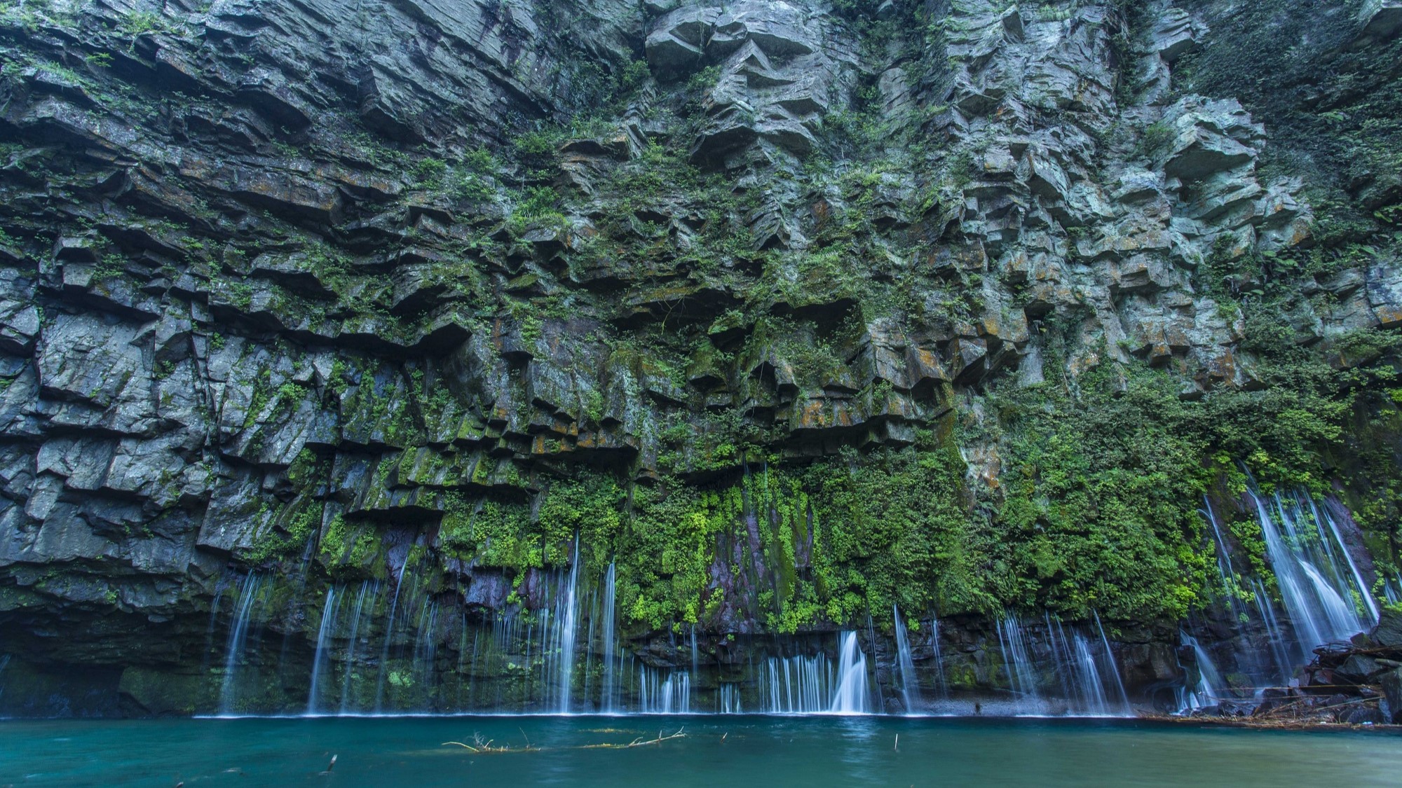 雄川の滝　鹿児島県で有名な滝で水の色はエメラルドグリーンです。