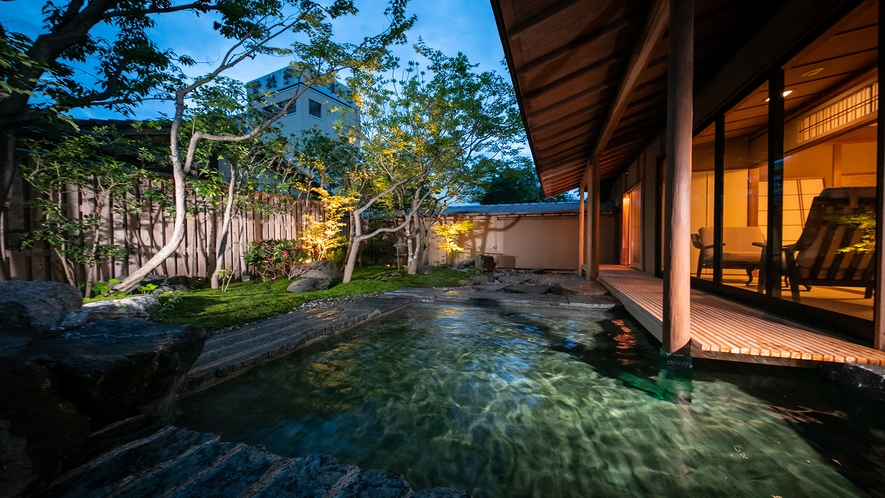 【秋成庵】温泉を贅沢に独占できる岩風呂。大きめのしつらえで、ゆったりと寛ぐことができます。