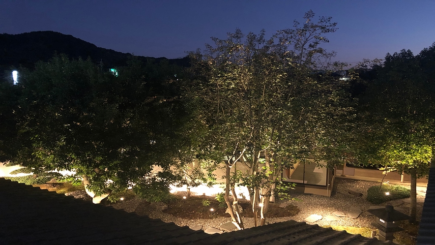【愛顧棟】中庭風景。夜には１階レストランの外灯で松の木もご覧いただけます。