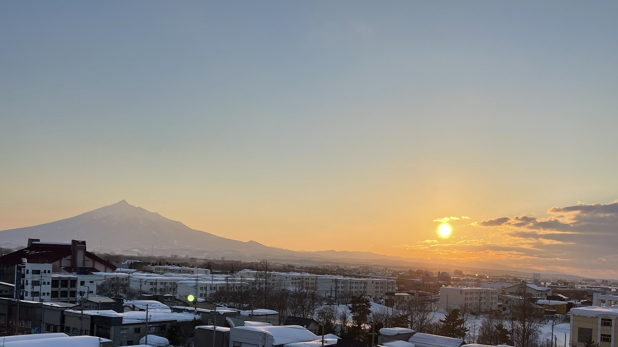 夕日に染まる岩木山