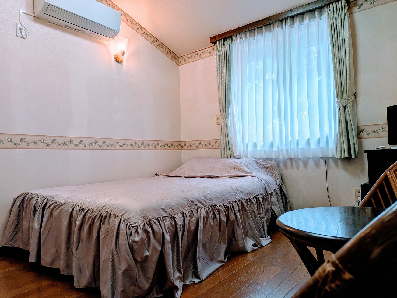 ダブルベッド室一例